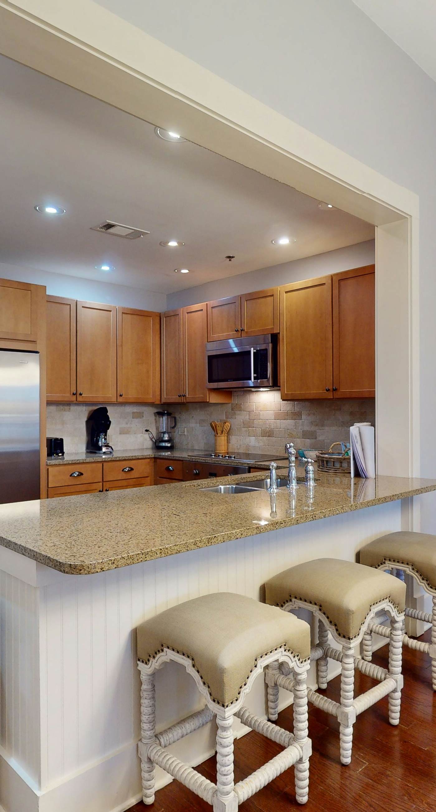 Stylish condo with pools, fitness center & tram to the beach