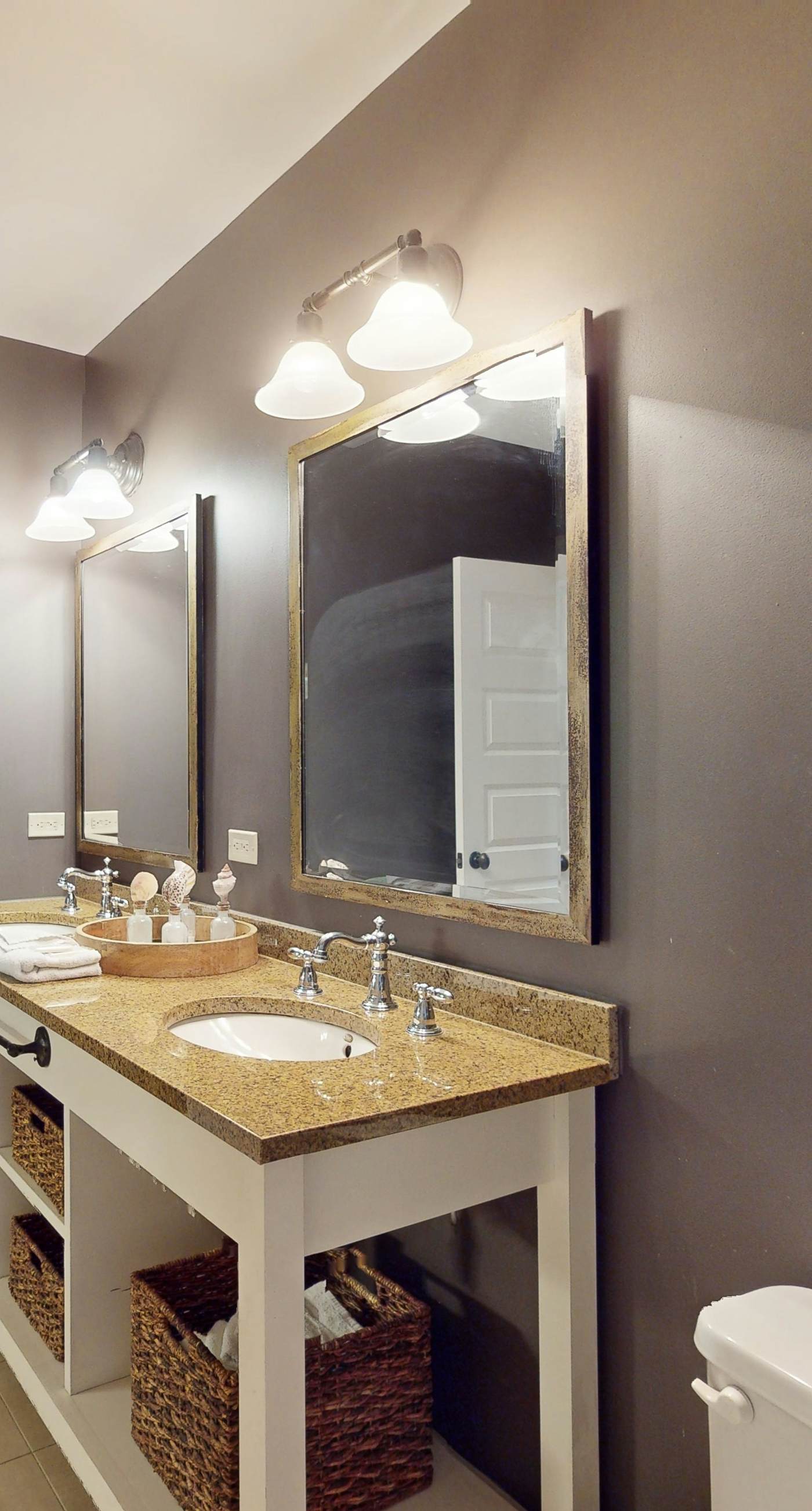 Stylish condo with pools, fitness center & tram to the beach