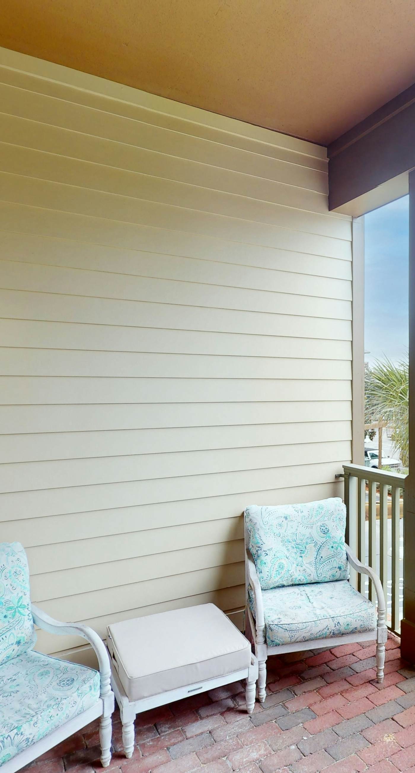 Stylish condo with pools, fitness center & tram to the beach