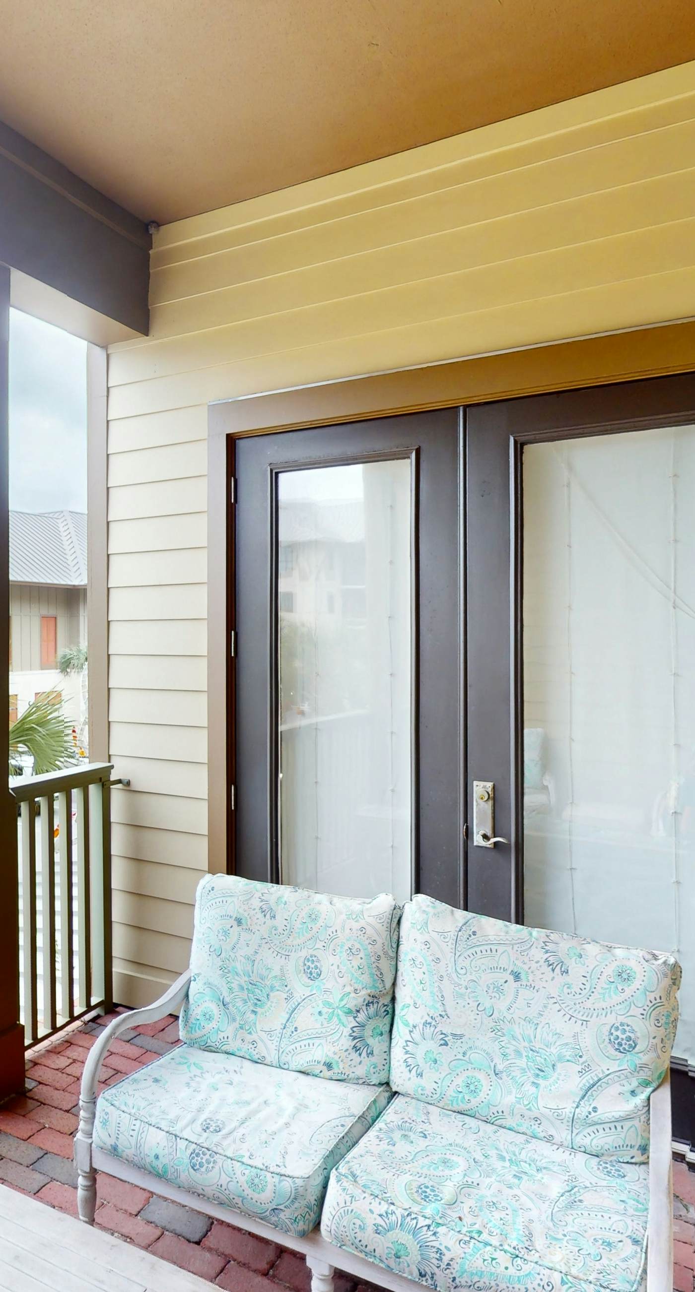 Stylish condo with pools, fitness center & tram to the beach