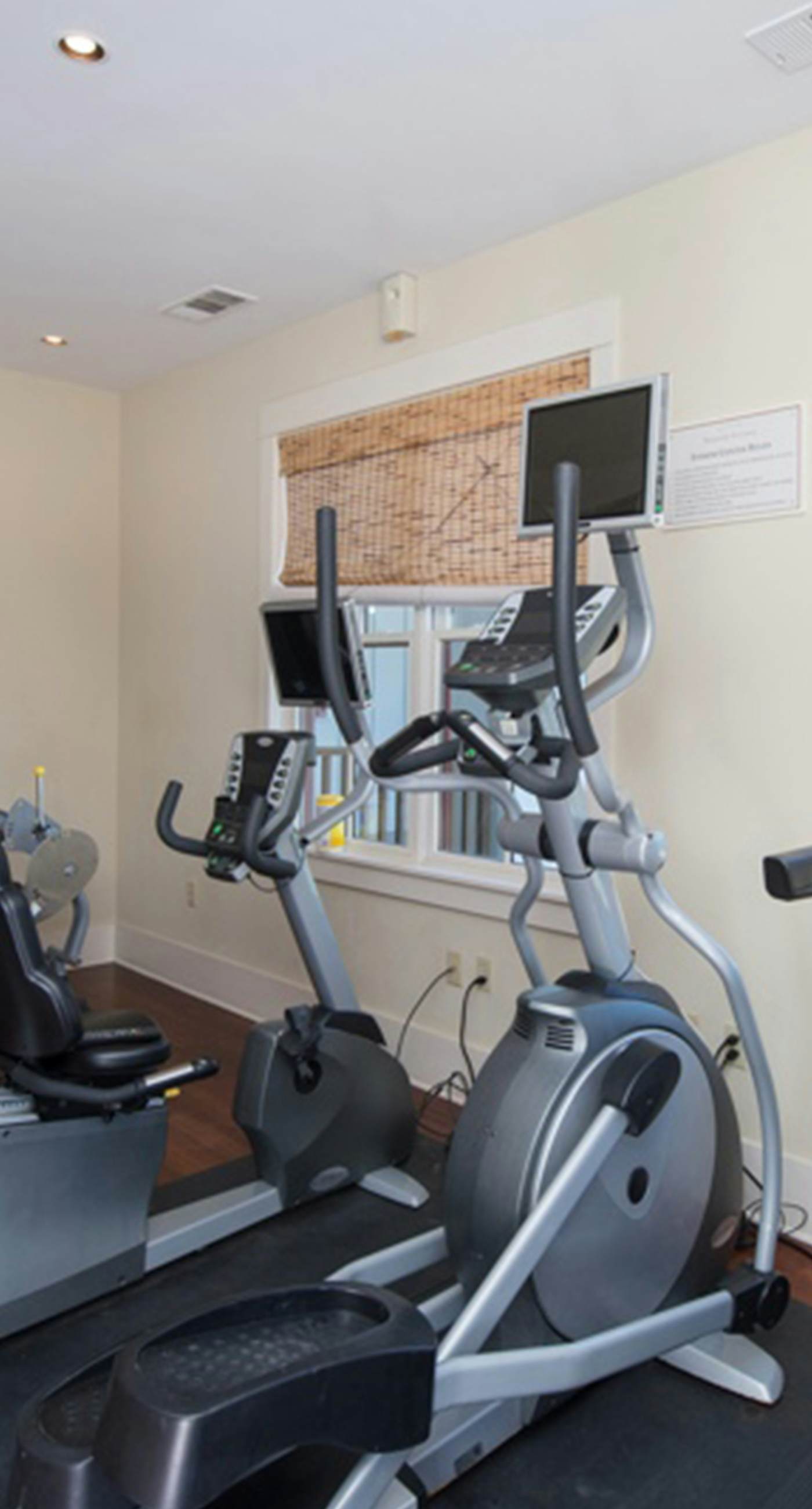 Stylish condo with pools, fitness center & tram to the beach