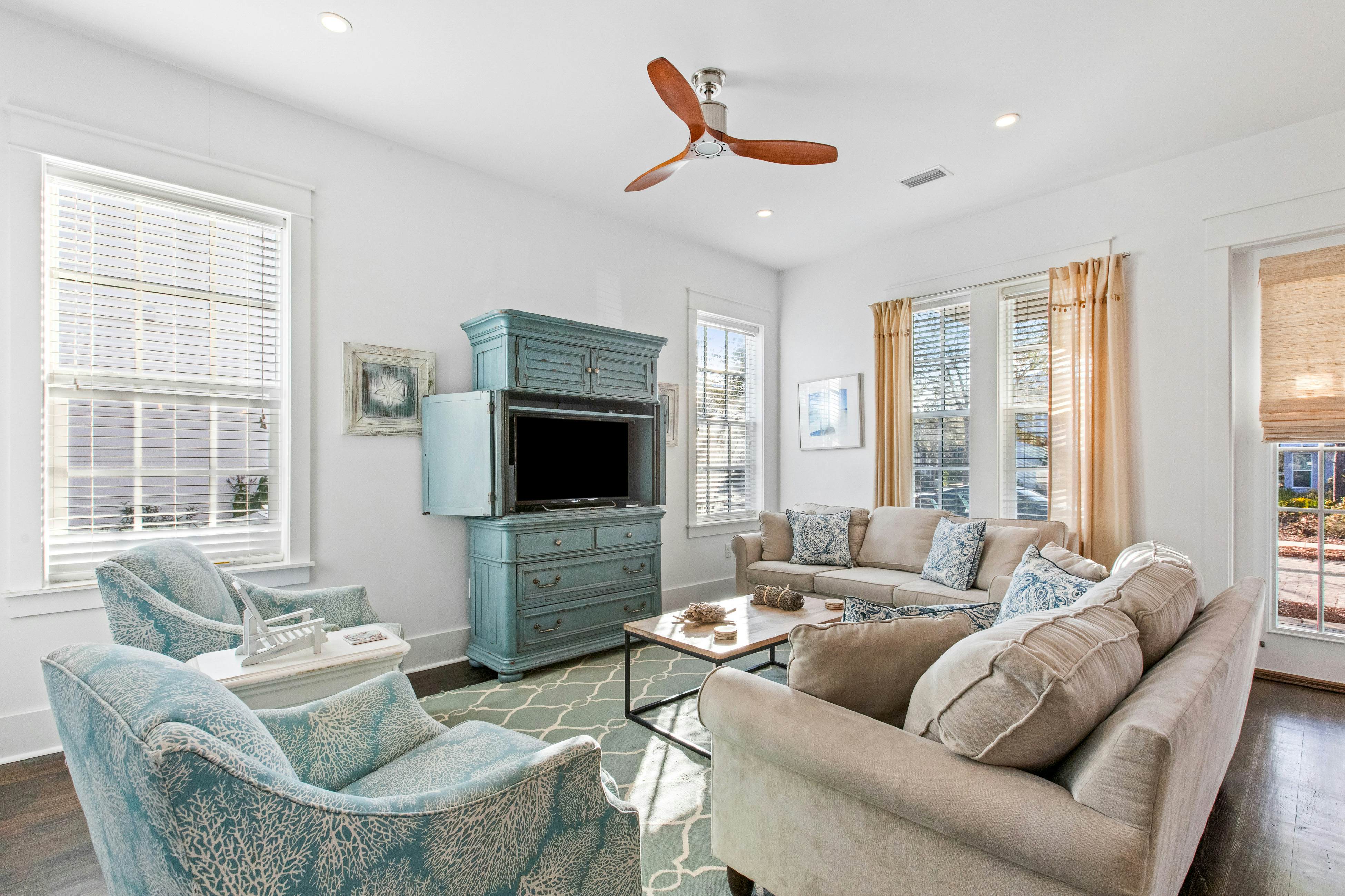 Seagrove Serenity, 4BR Coastal Retreat with Pool & Bikes