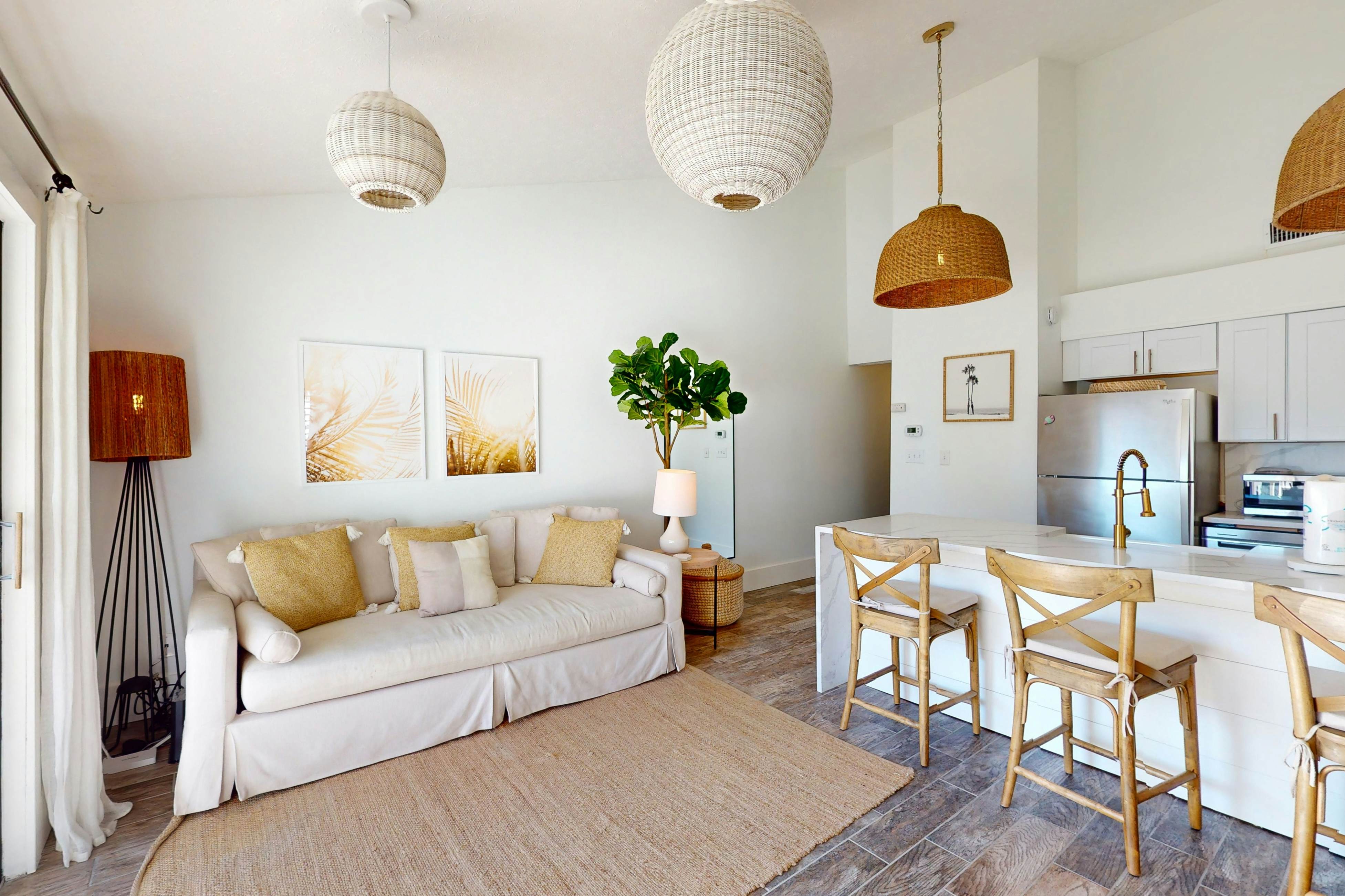 Second Floor Condo w/ High-Speed WiFi, Washer/Dryer, Central AC, & Full Kitchen