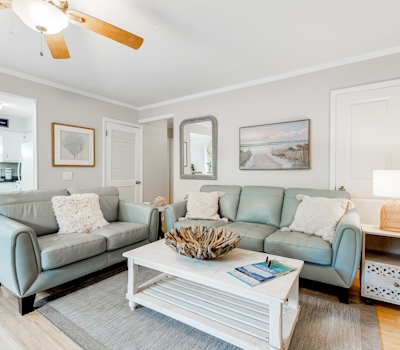 Garden cottage close to beach with screened porch, WiFi, and central AC