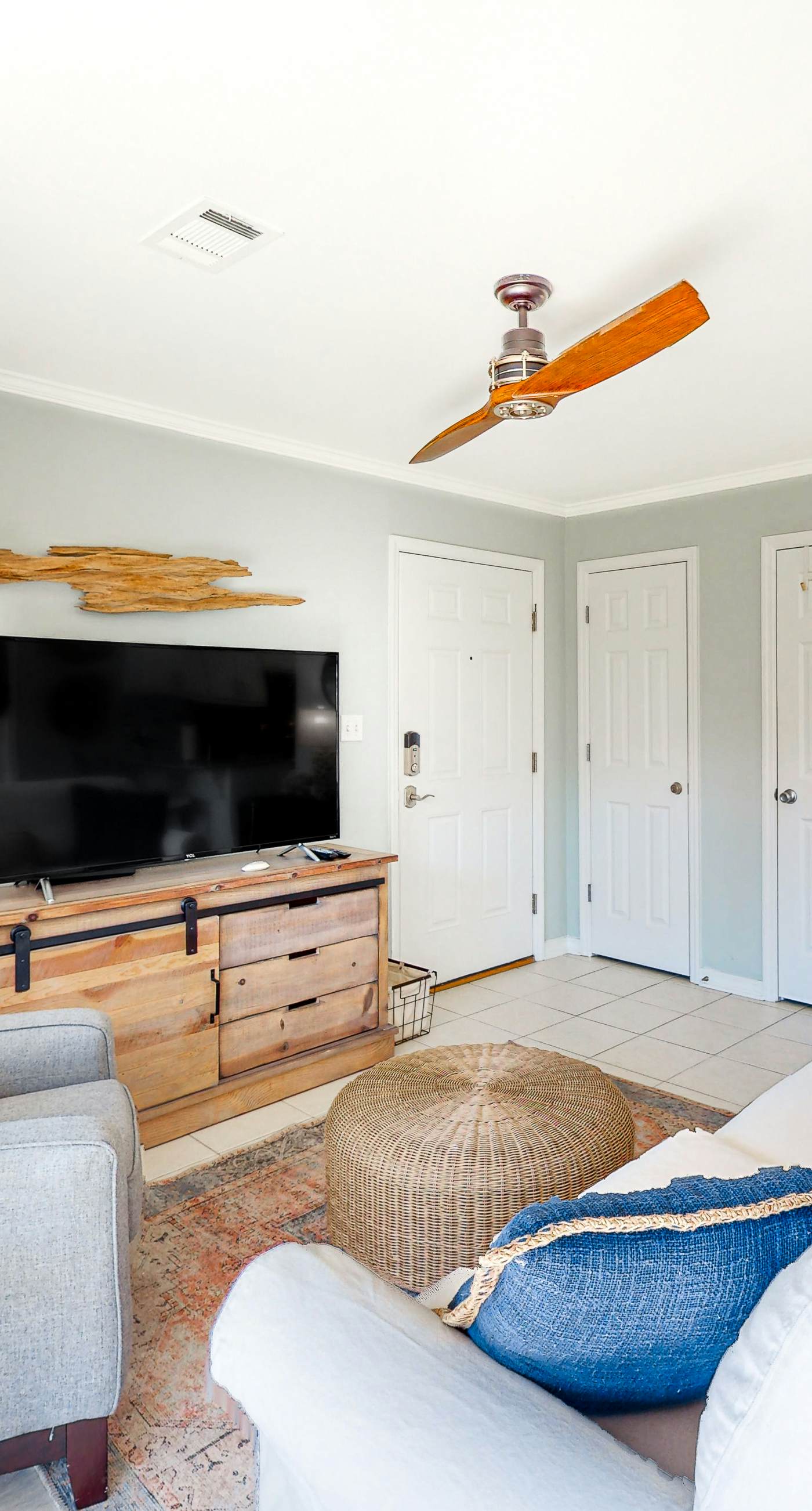 Dog-friendly 30A condo pool (heated 3/16-4/12)