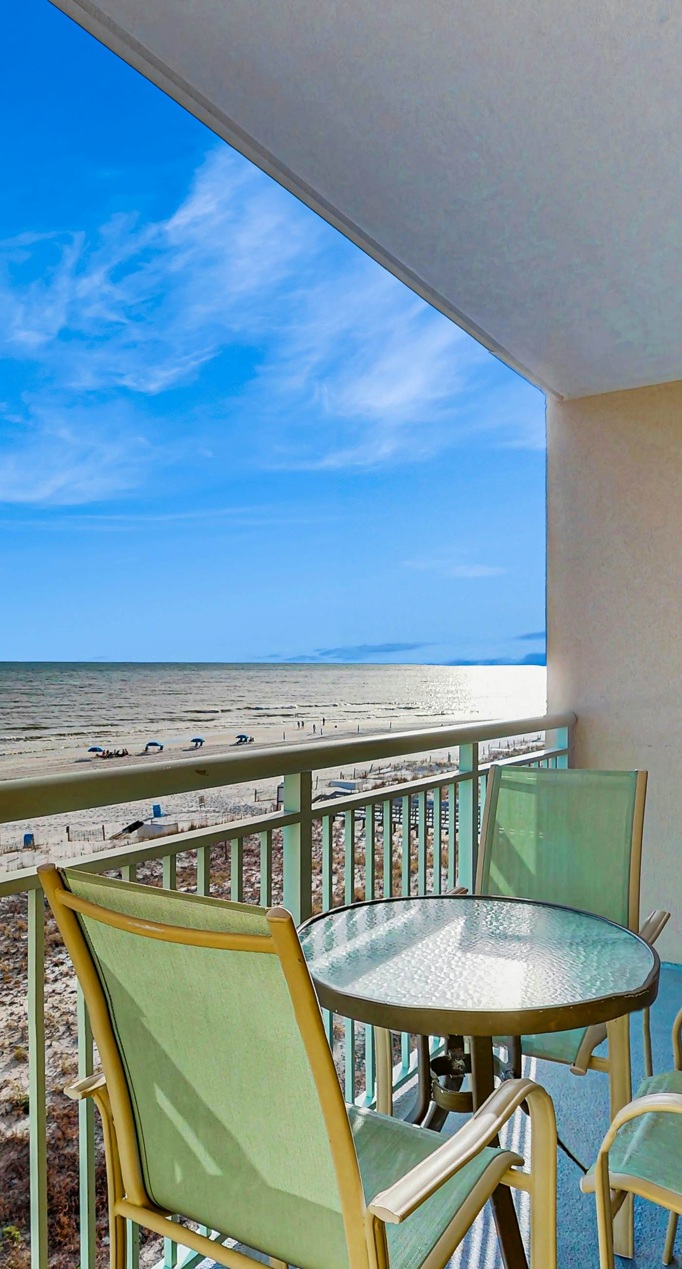 Pelican Isle 409-Gulf front condo w/ beach setup included - near entertainment