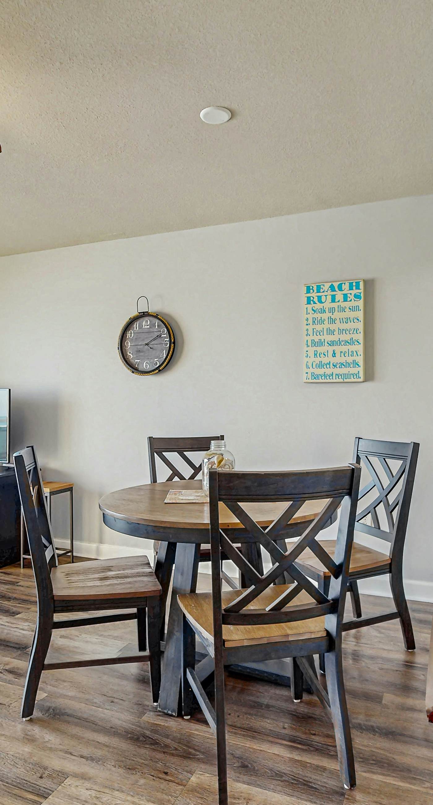 Pelican Isle 409-Gulf front condo w/ beach setup included - near entertainment