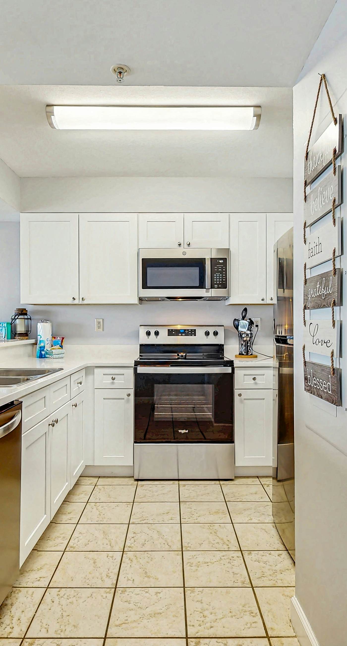 Pelican Isle 409-Gulf front condo w/ beach setup included - near entertainment