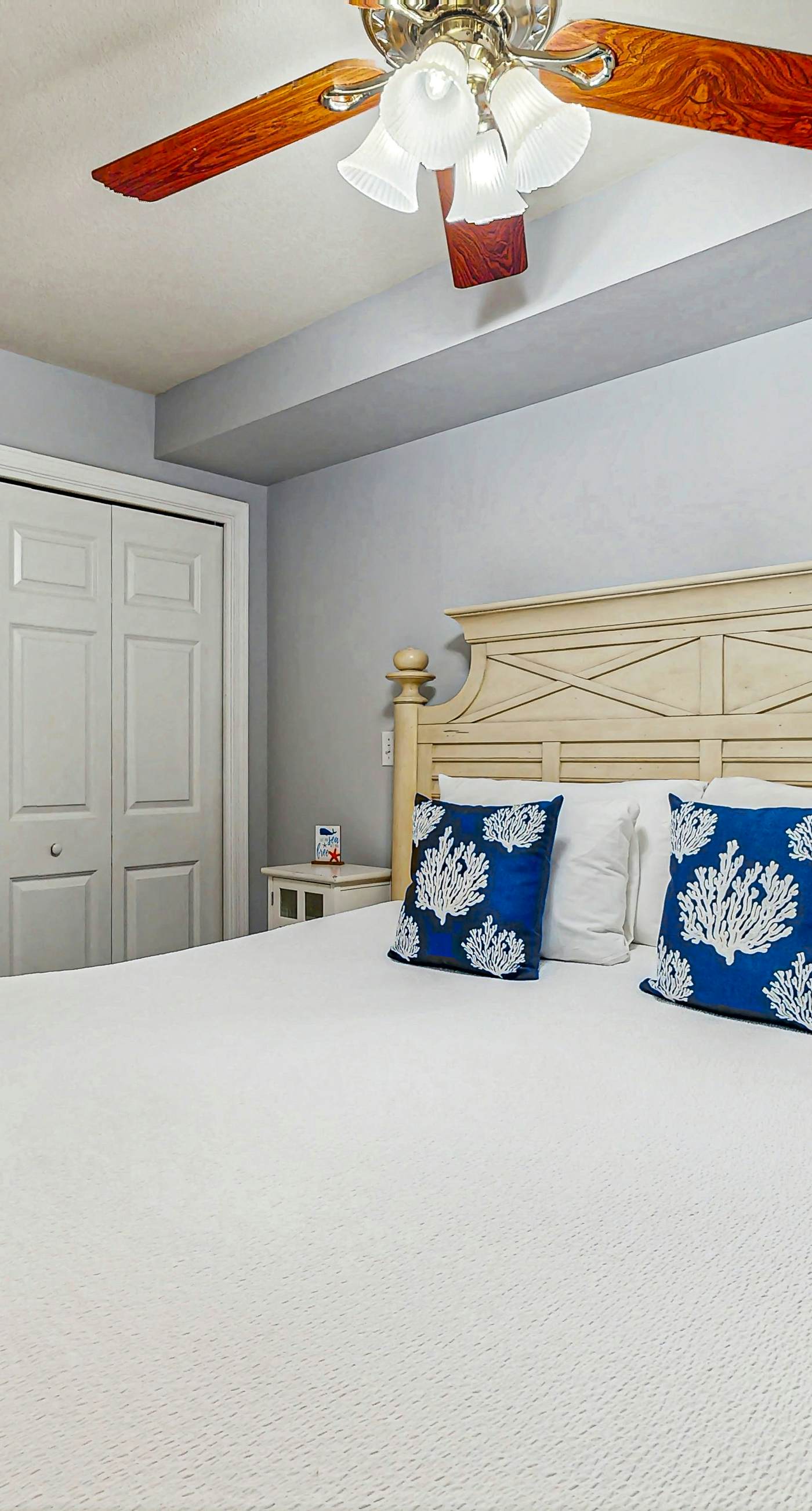 Pelican Isle 409-Gulf front condo w/ beach setup included - near entertainment