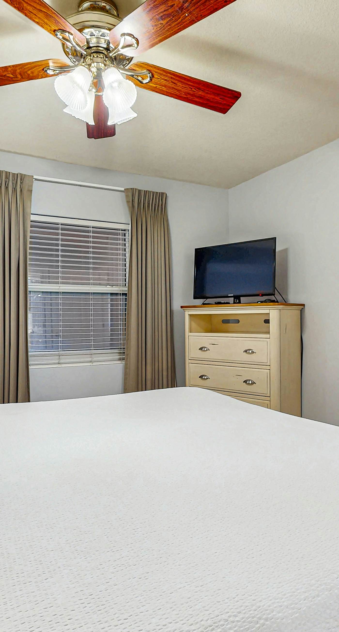 Pelican Isle 409-Gulf front condo w/ beach setup included - near entertainment