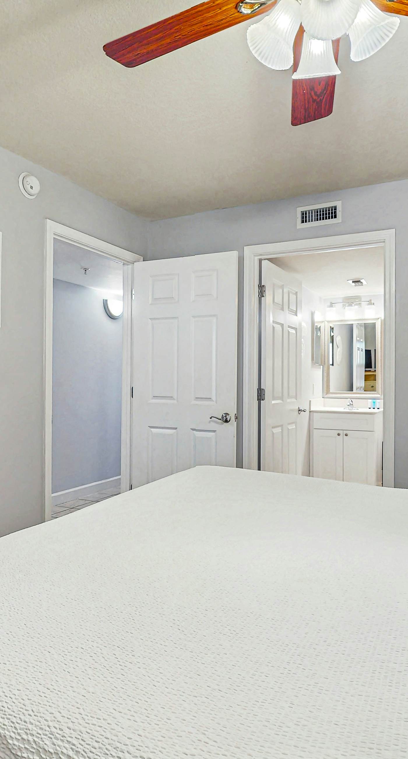 Pelican Isle 409-Gulf front condo w/ beach setup included - near entertainment