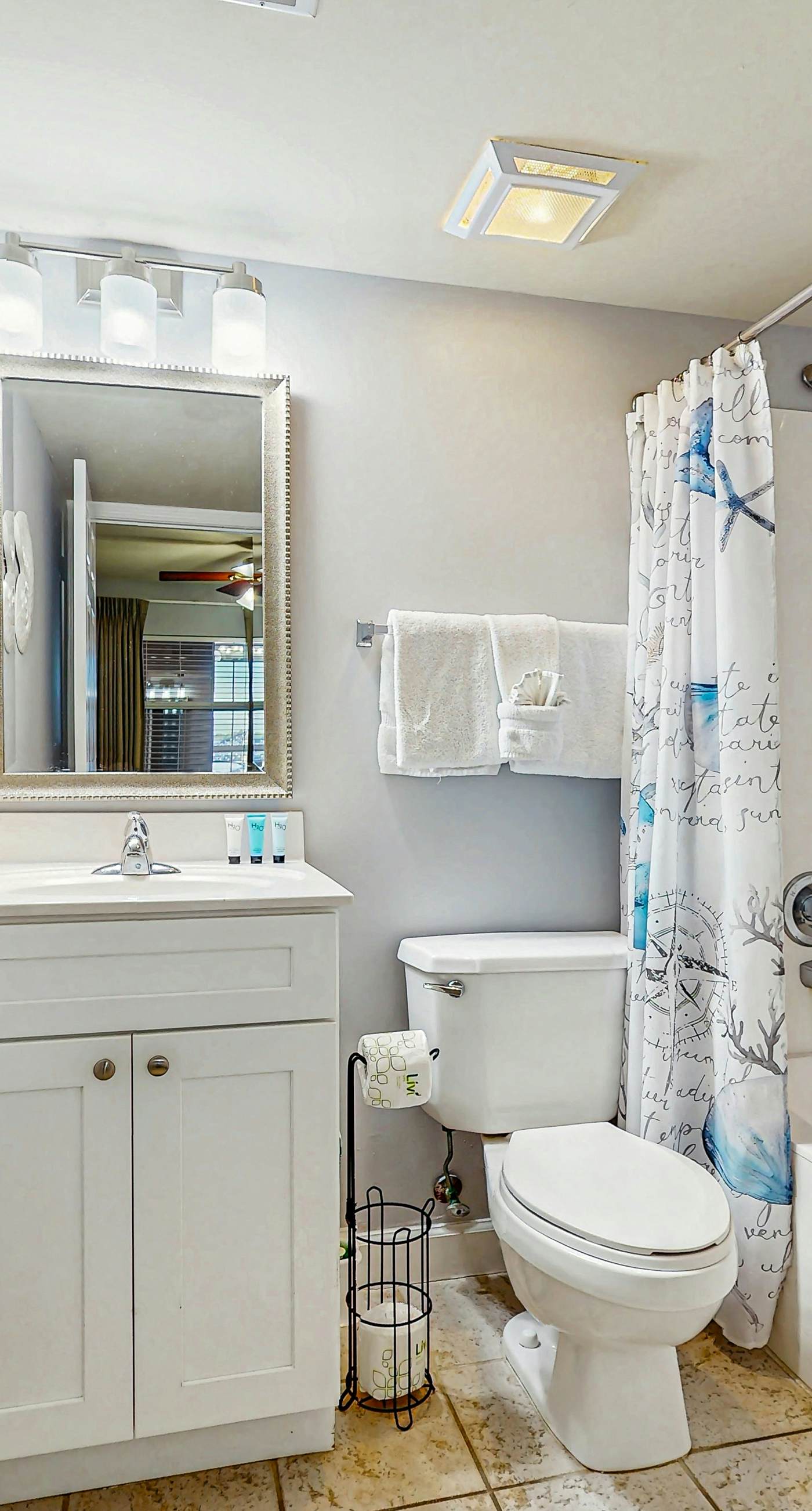 Pelican Isle 409-Gulf front condo w/ beach setup included - near entertainment