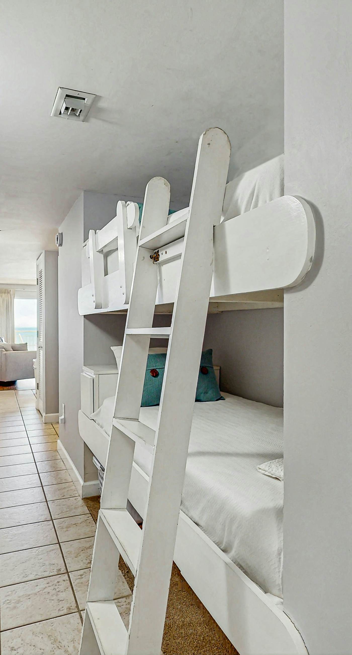 Pelican Isle 409-Gulf front condo w/ beach setup included - near entertainment