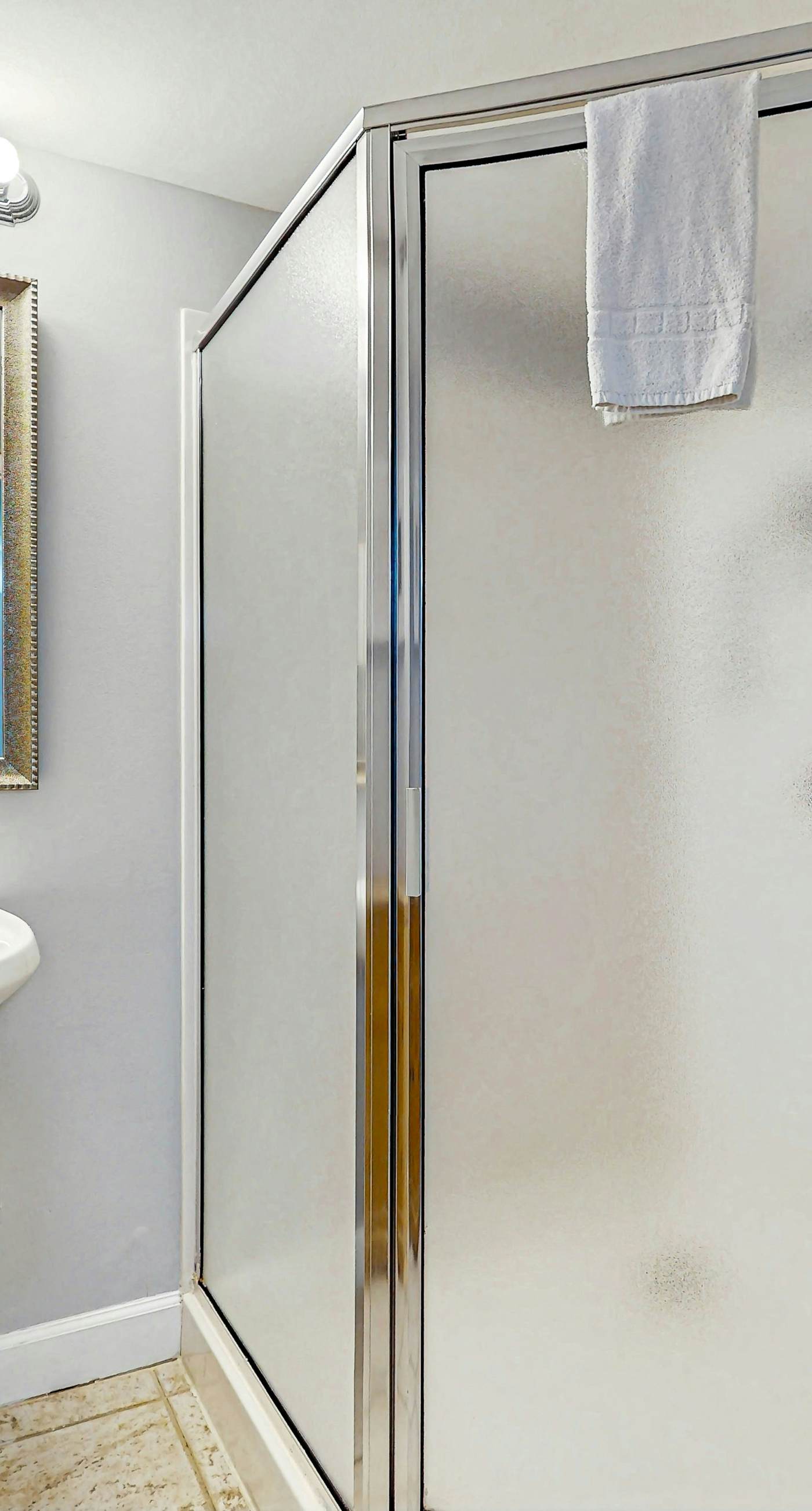 Pelican Isle 409-Gulf front condo w/ beach setup included - near entertainment