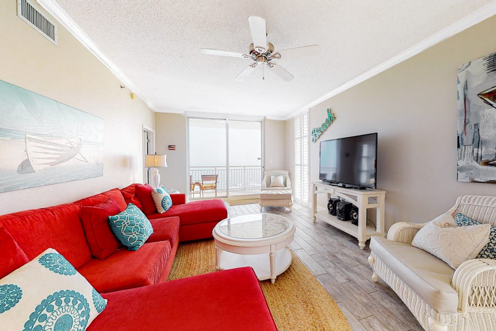 13th-floor condo with amazing views, pools, gym & beach access