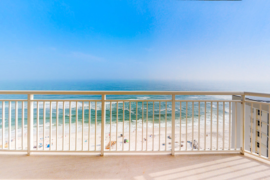 13th-floor condo with amazing views, pools, gym & beach access