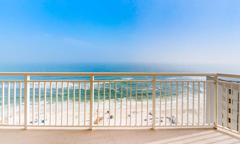 13th-floor condo with amazing views, pools, gym & beach access