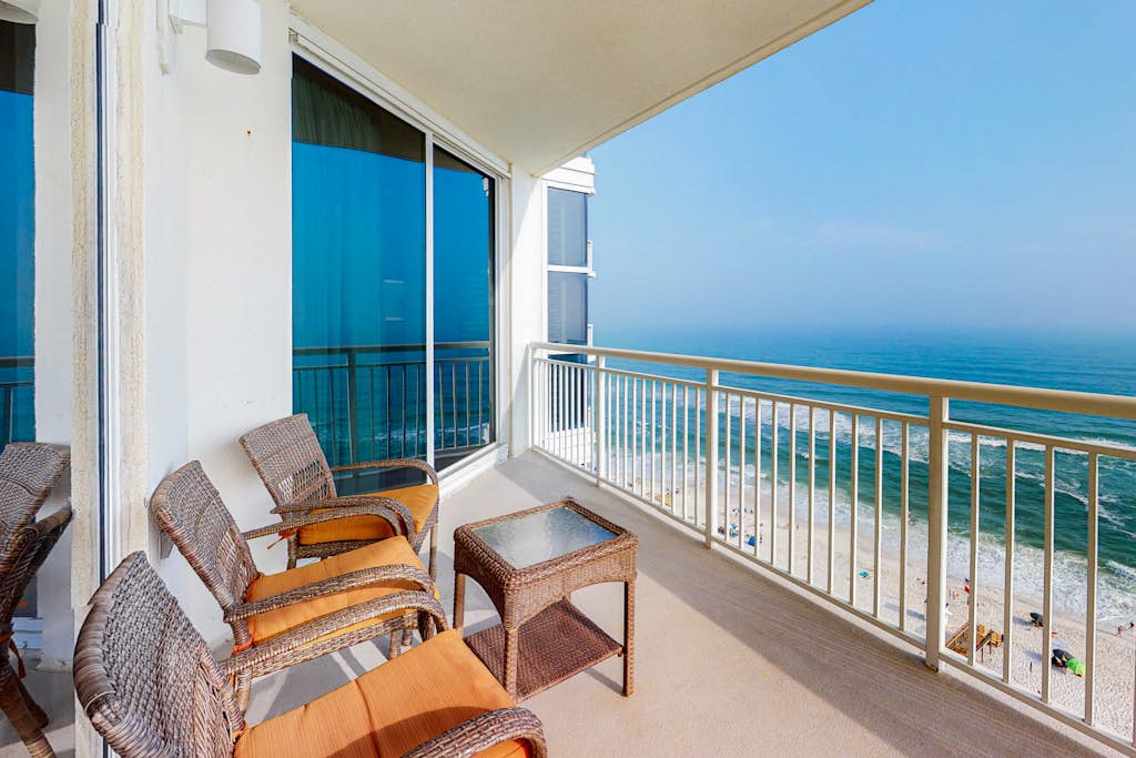13th-floor condo with amazing views, pools, gym & beach access