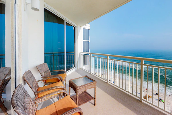 13th-floor condo with amazing views, pools, gym & beach access