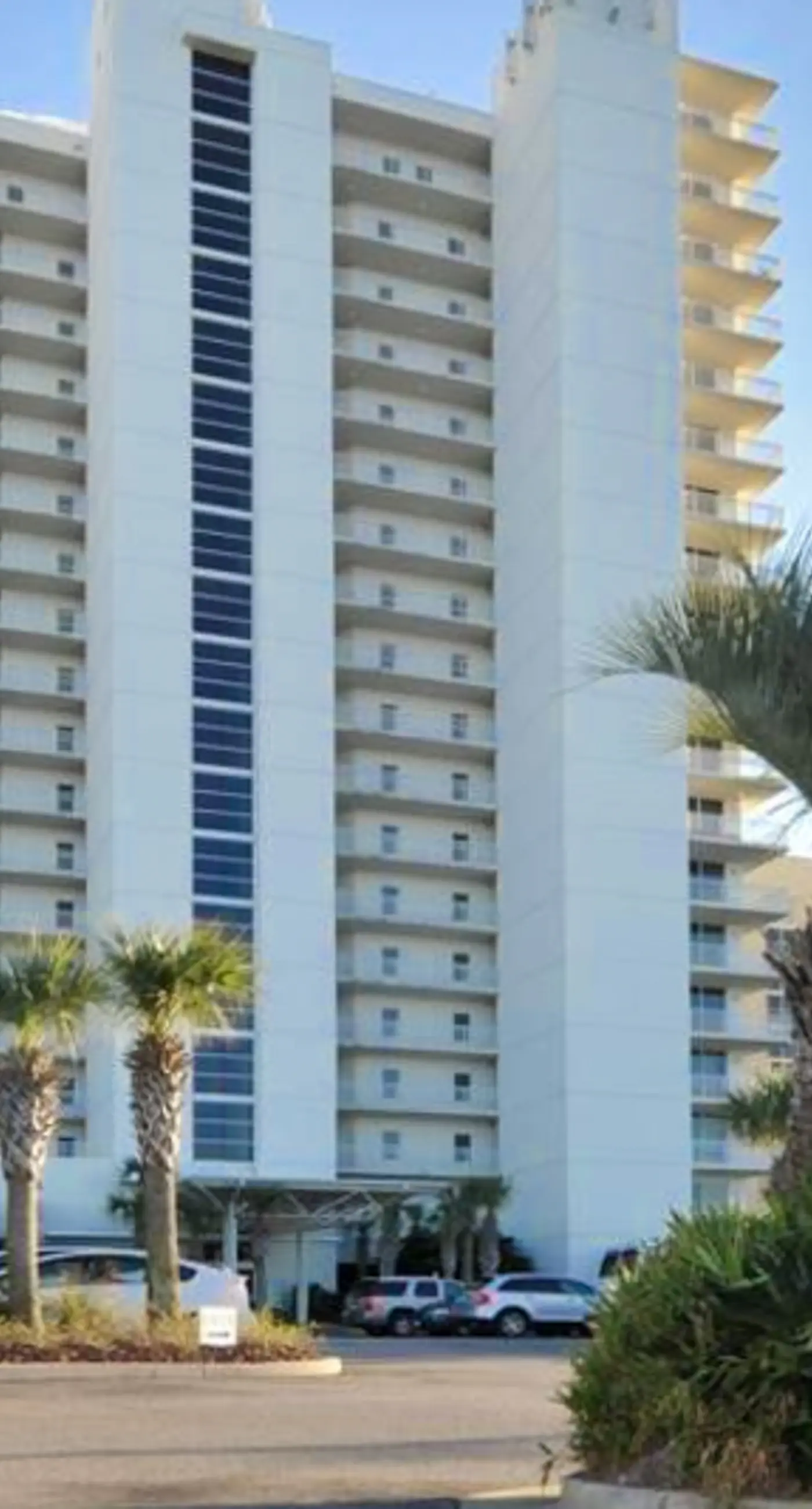 13th-floor condo with amazing views, pools, gym & beach access