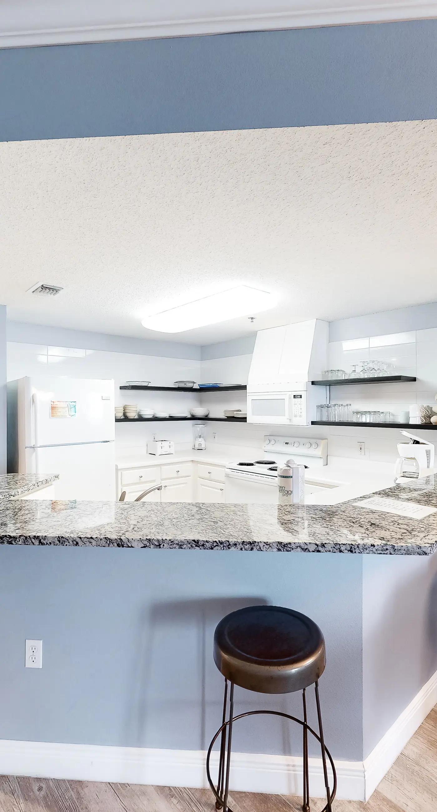15th-floor charming, open condo, amazing views