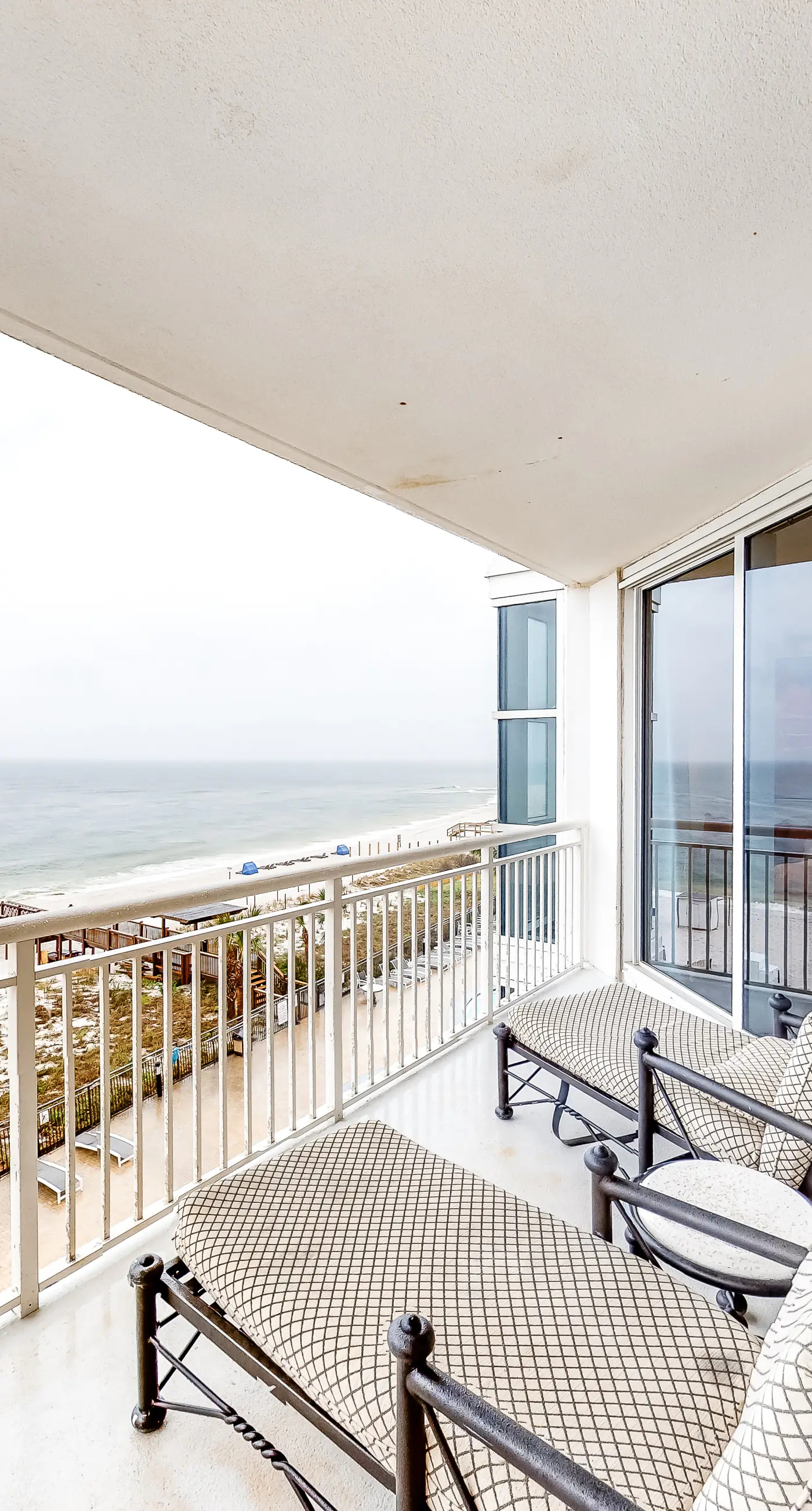4th-floor Gulf-front condo with pools - near entertainment