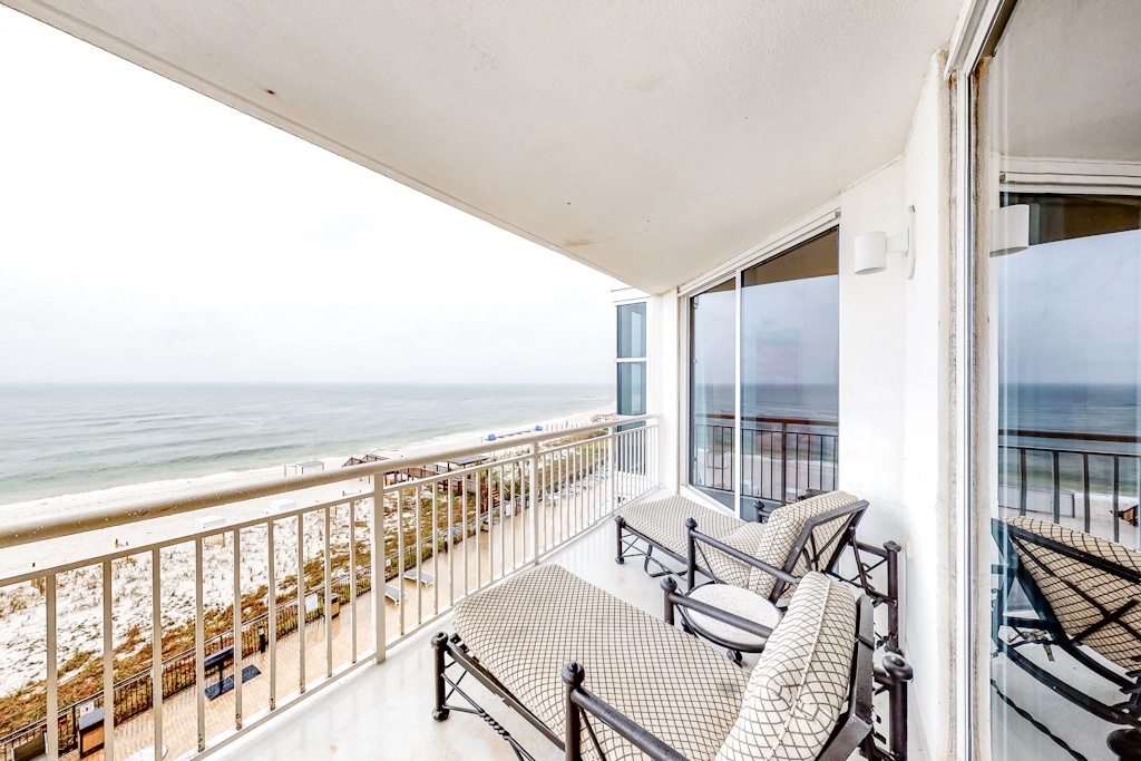 4th-floor Gulf-front condo with pools - near entertainment