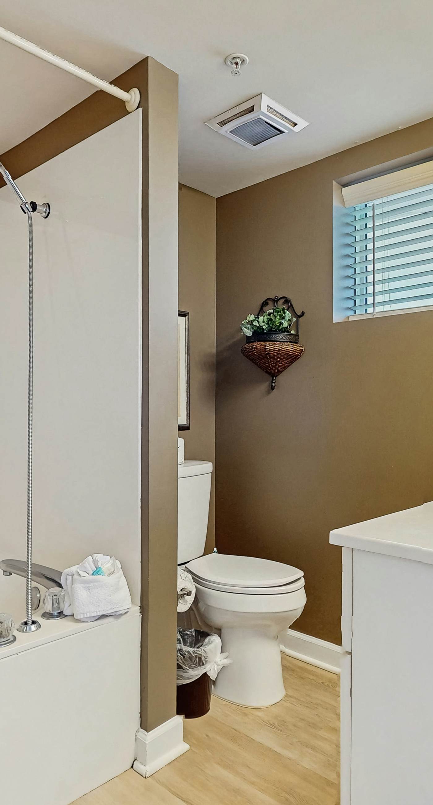 Pelican Isle 418-5th Floor Condo w/ Steps From The Gulf, Restaurants Minutes Away