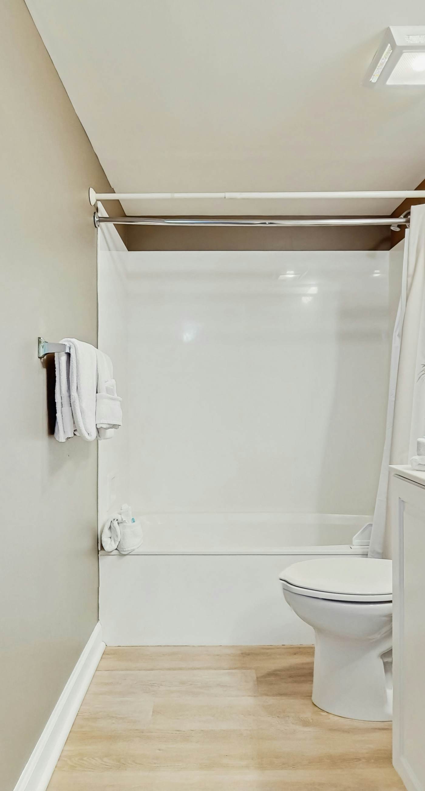 Pelican Isle 418-5th Floor Condo w/ Steps From The Gulf, Restaurants Minutes Away