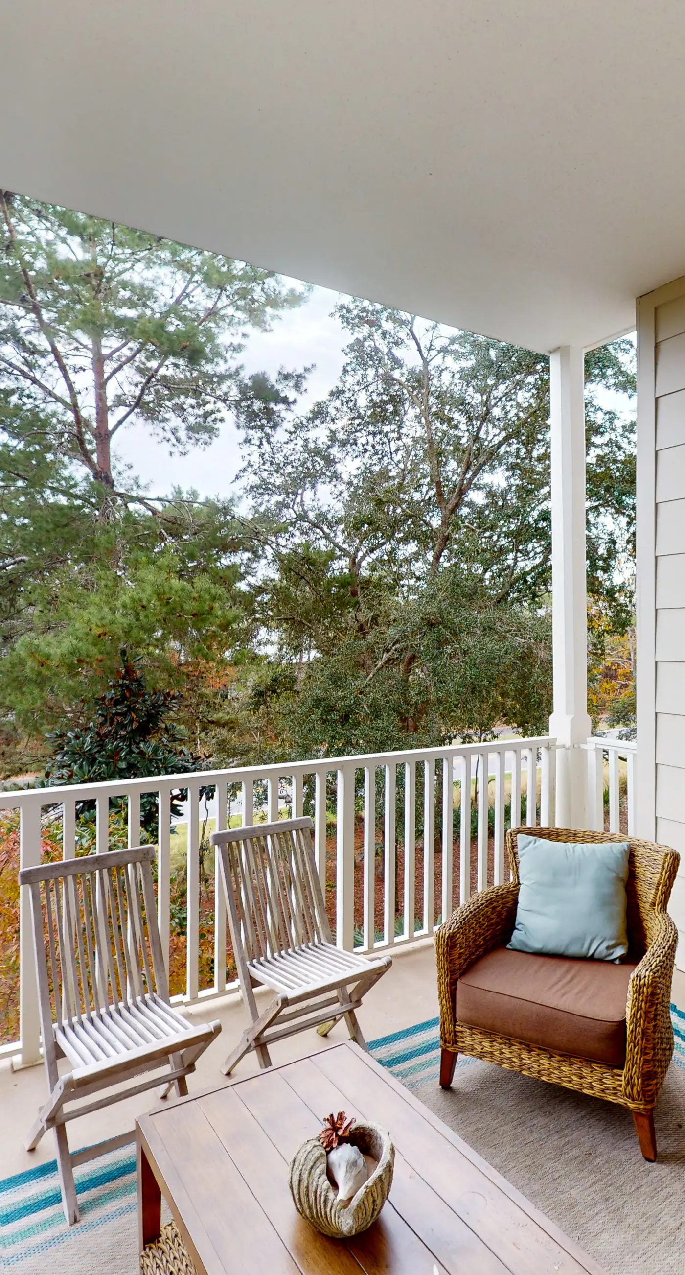 Beautiful condo with furnished balcony, pool & private beach access