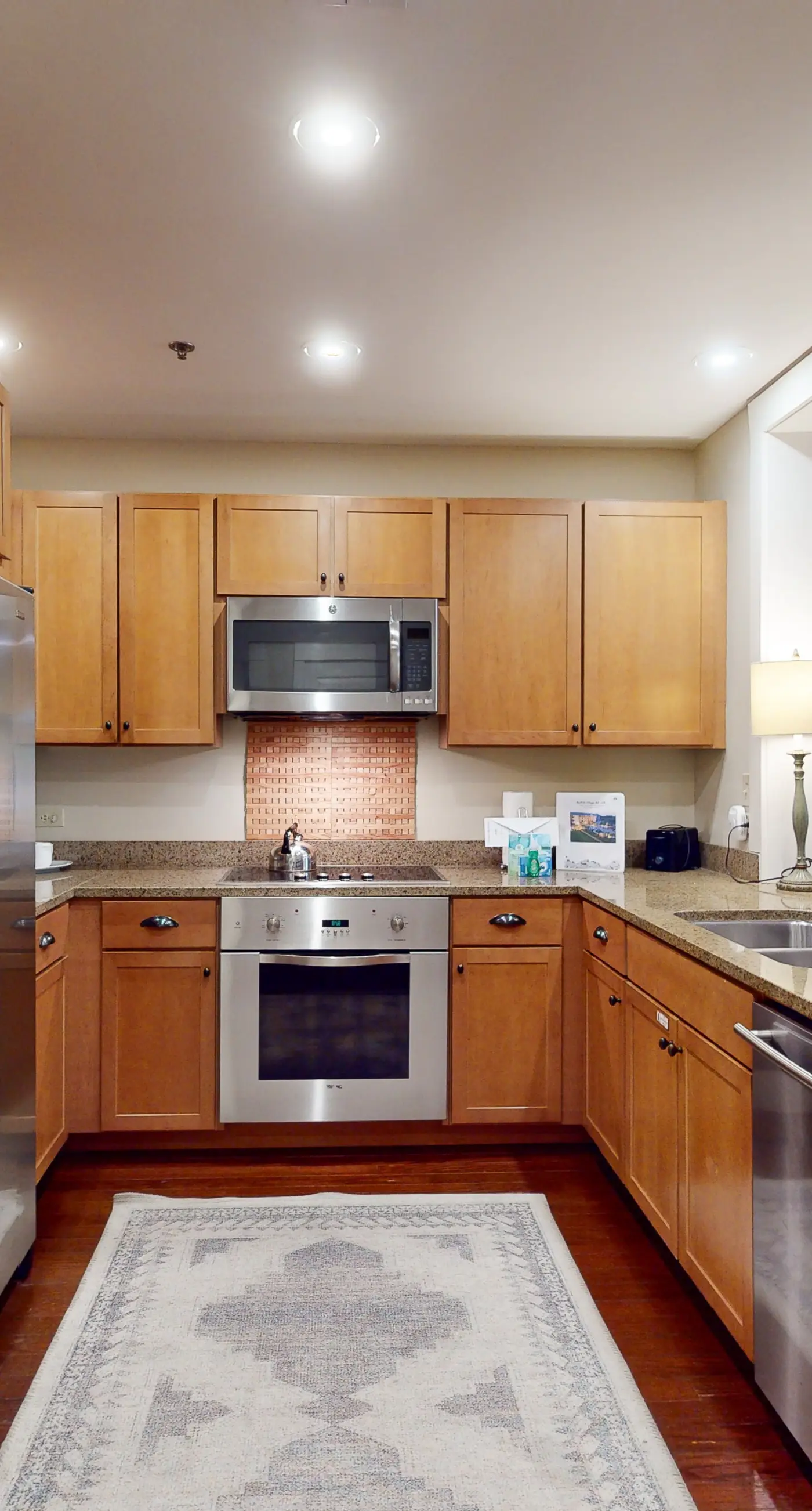 Beautiful condo with furnished balcony, pool & private beach access
