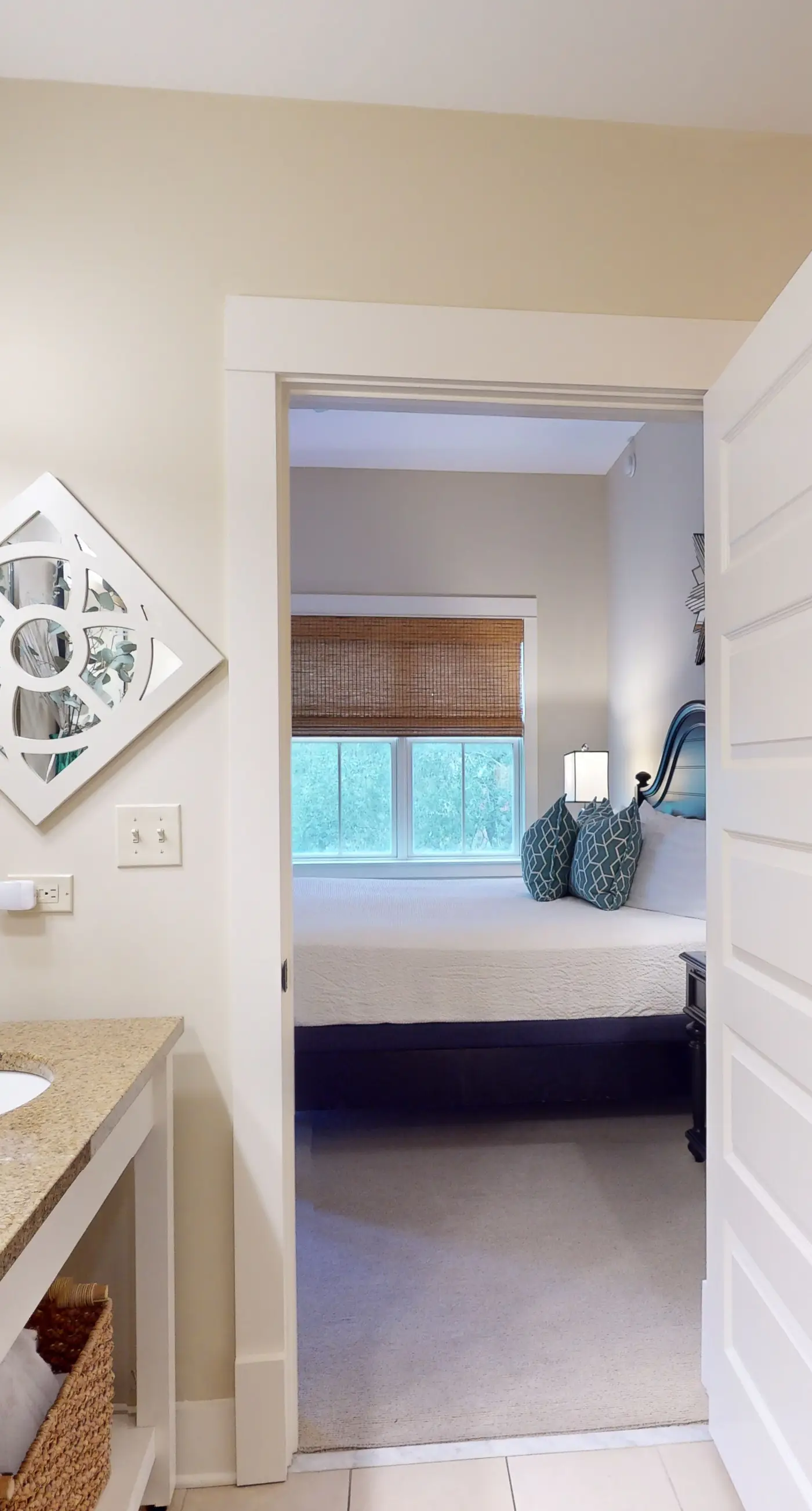 Beautiful condo with furnished balcony, pool & private beach access