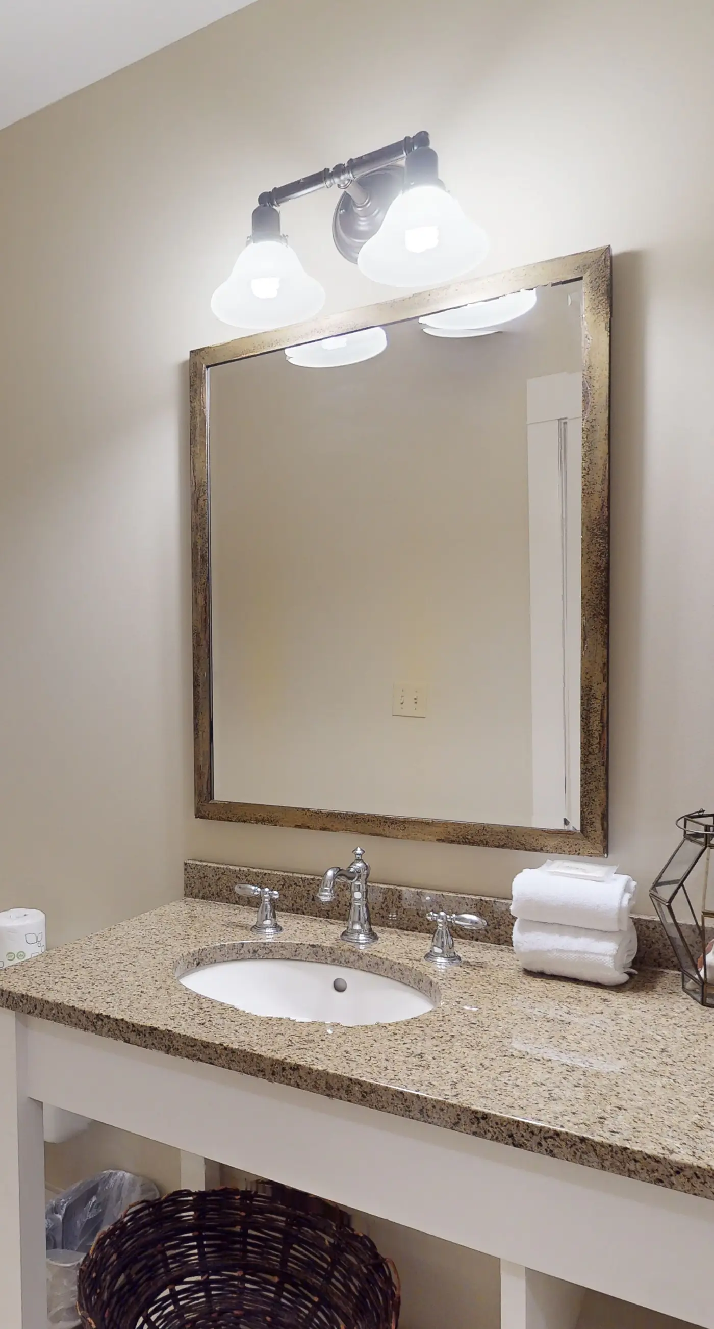 Beautiful condo with furnished balcony, pool & private beach access