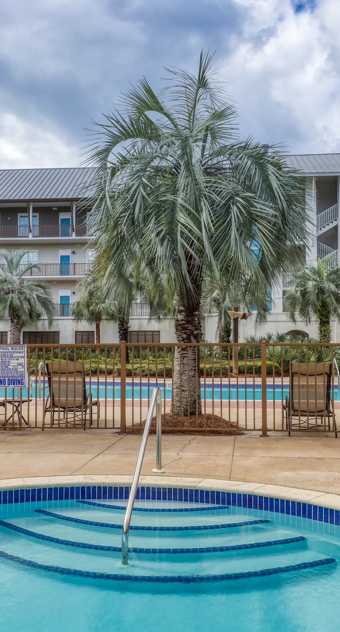 Beautiful condo with furnished balcony, pool & private beach access