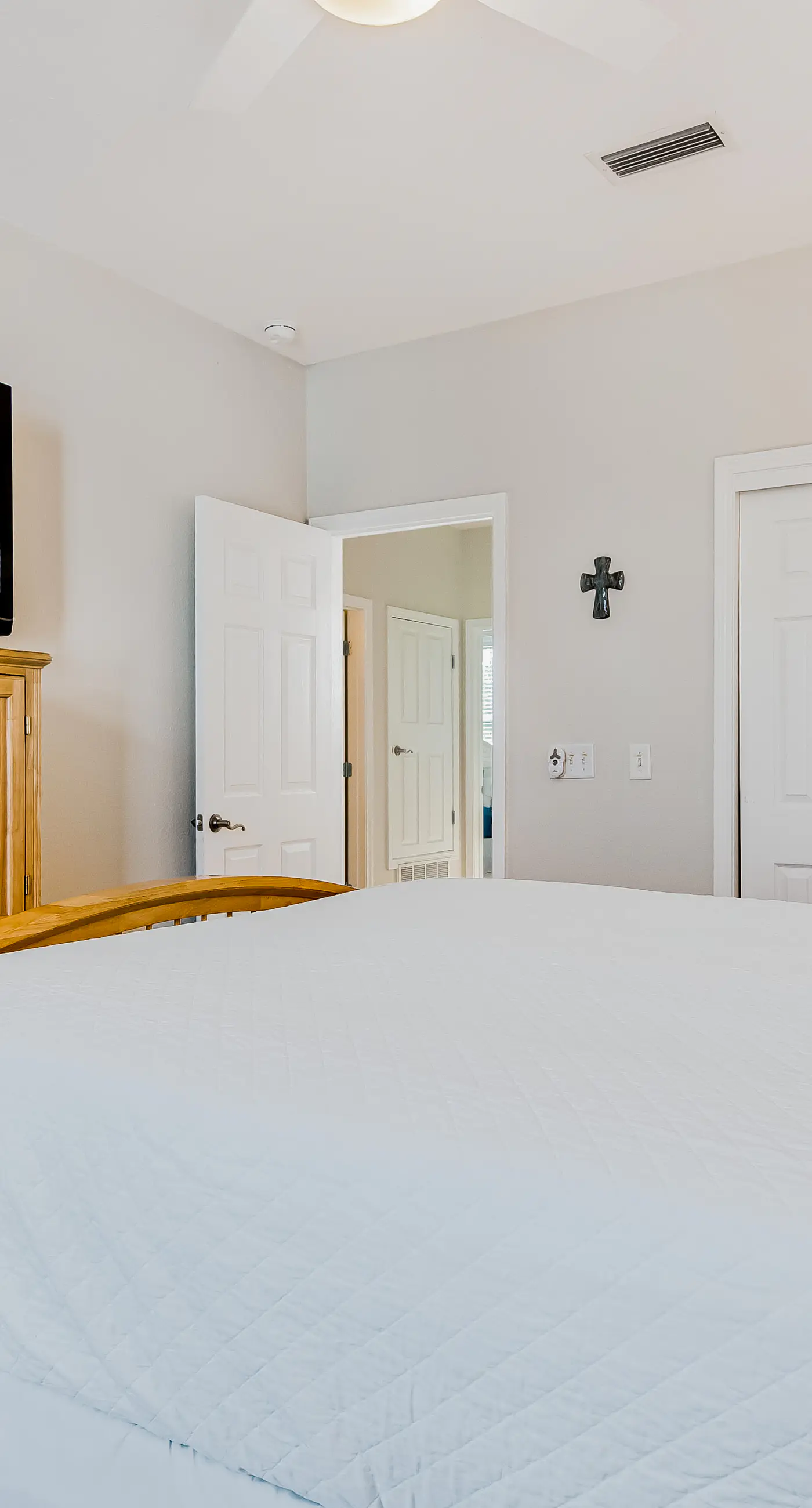 Bright, Airy Condo with Shared Outdoor Pool, High-Speed WiFi, and Central AC