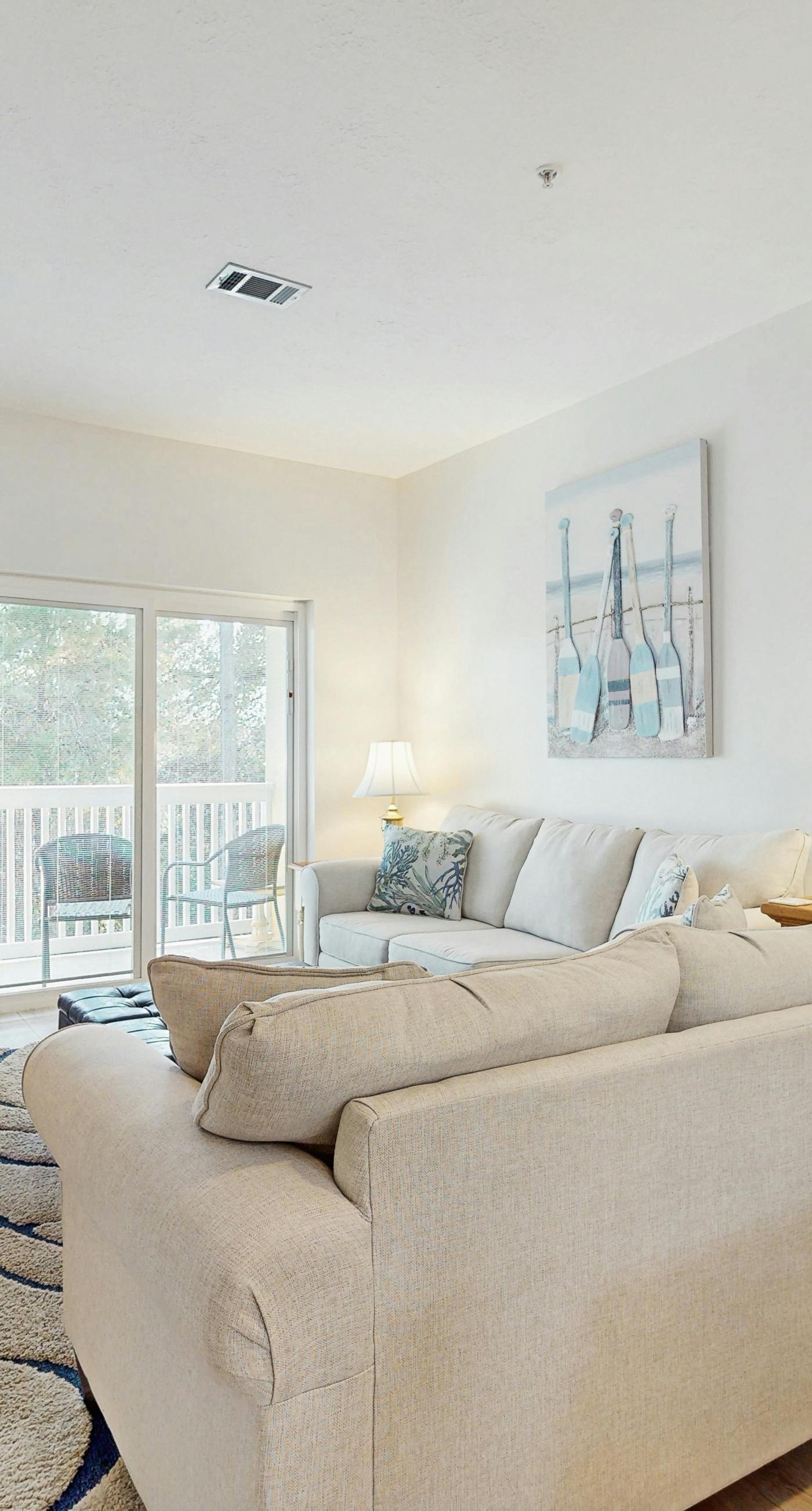 Third-floor condo with pool, washer&dryer, fast WiFi & central AC - near beach