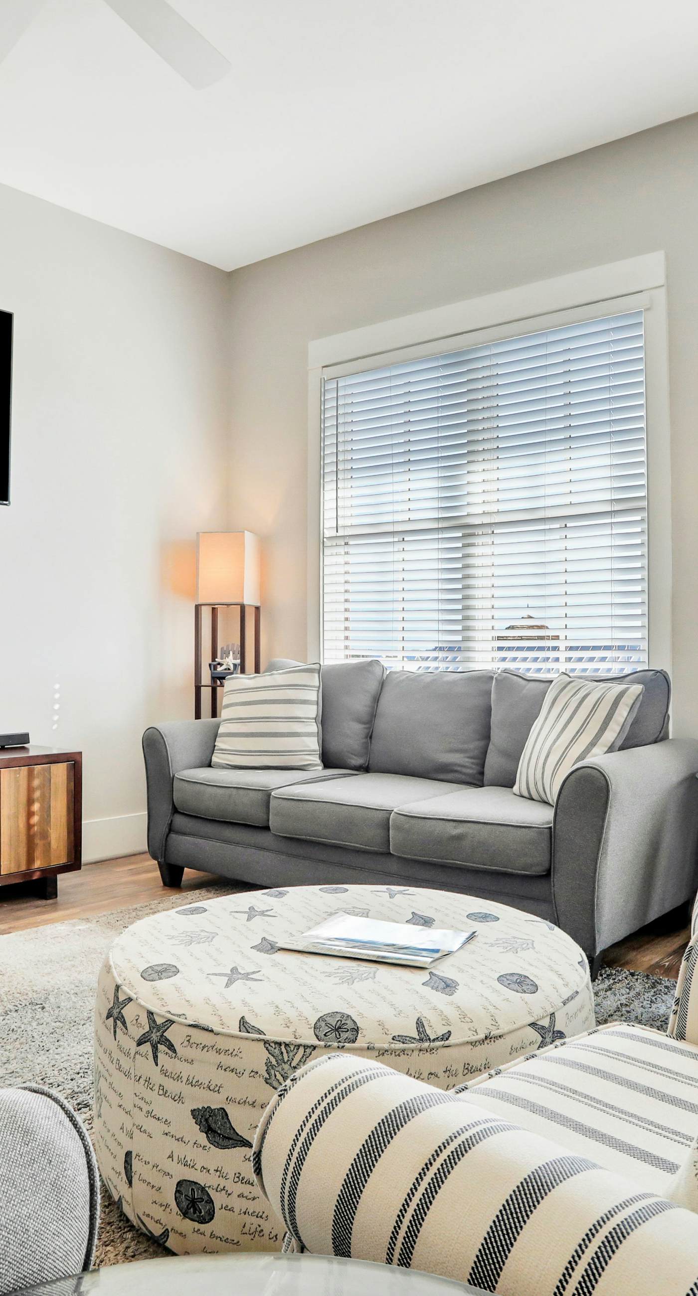 Top-floor retreat 1 block to beach with balcony, W/D, AC, pool & fitness center