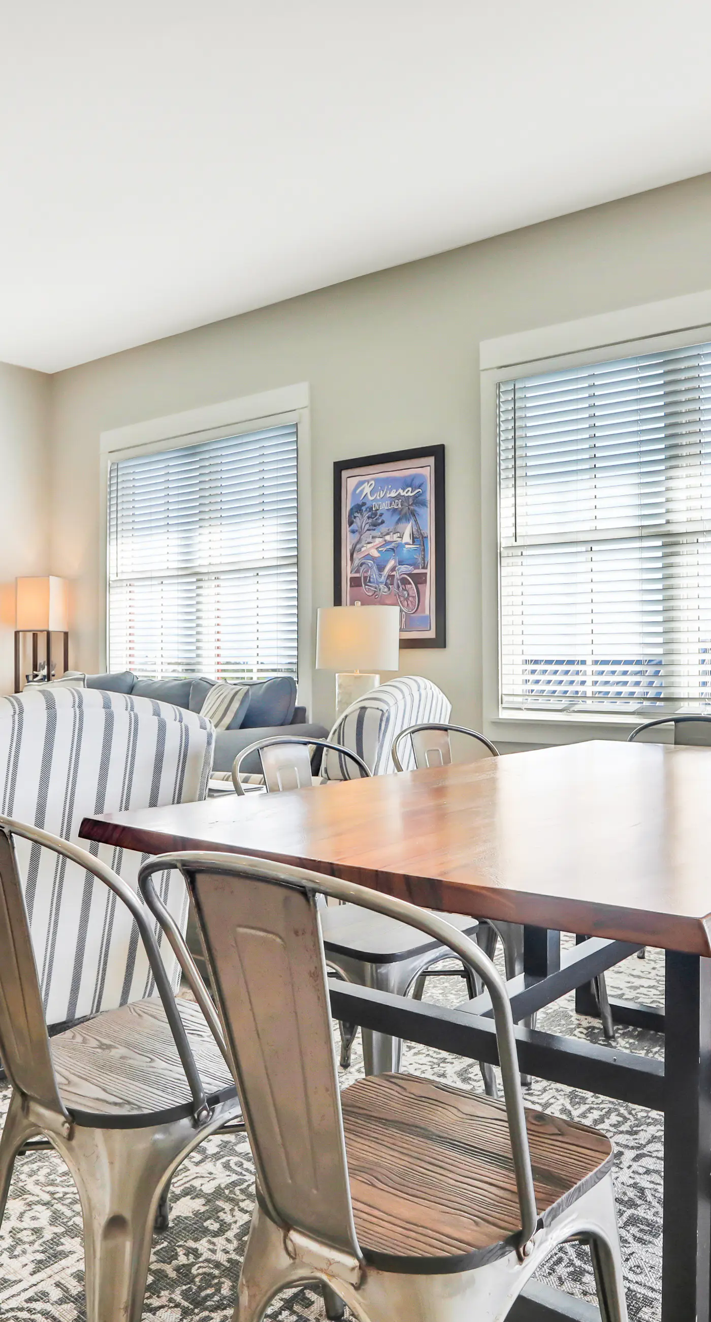 Top-floor retreat 1 block to beach with balcony, W/D, AC, pool & fitness center