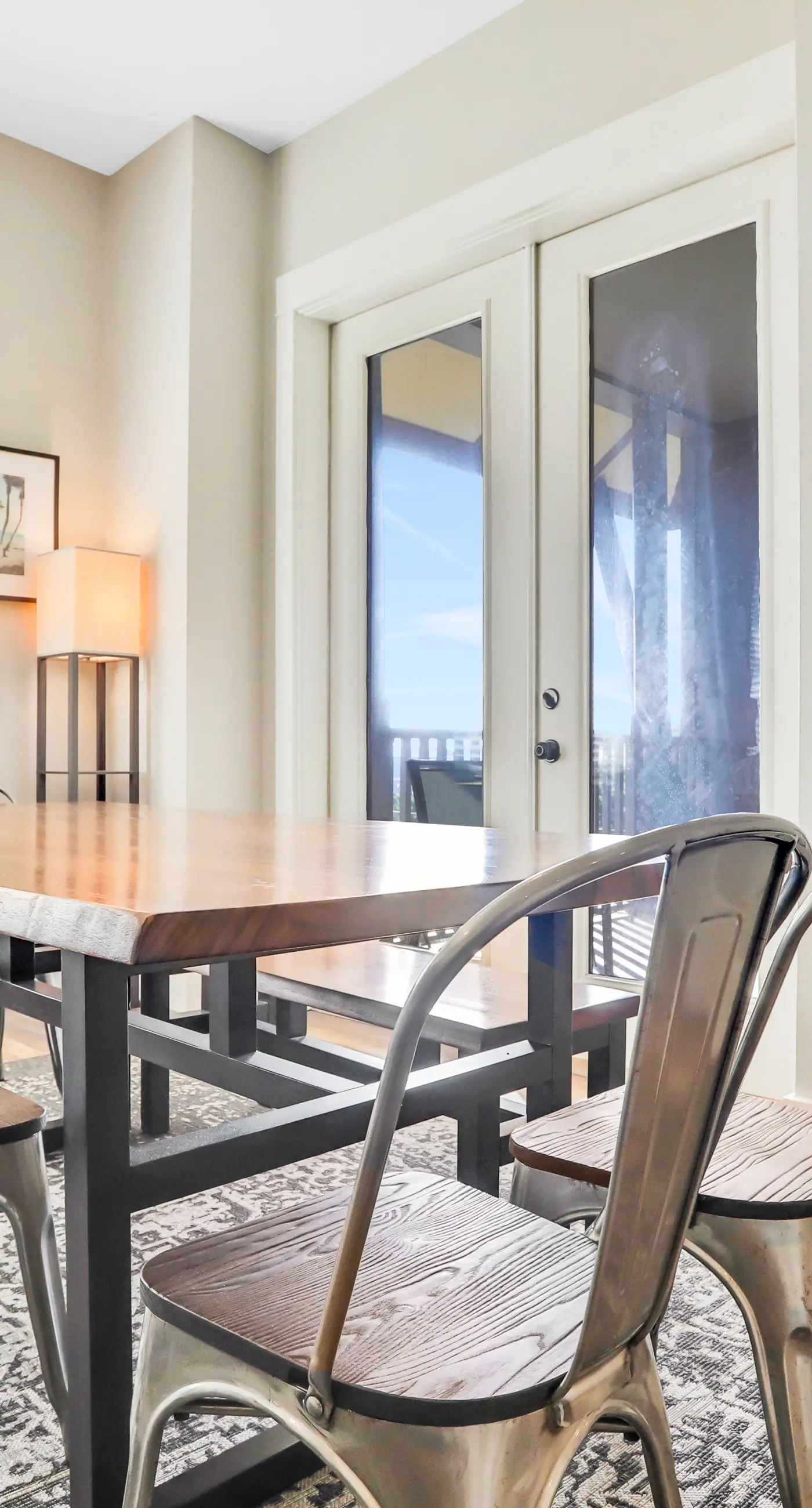 Top-floor retreat 1 block to beach with balcony, W/D, AC, pool & fitness center