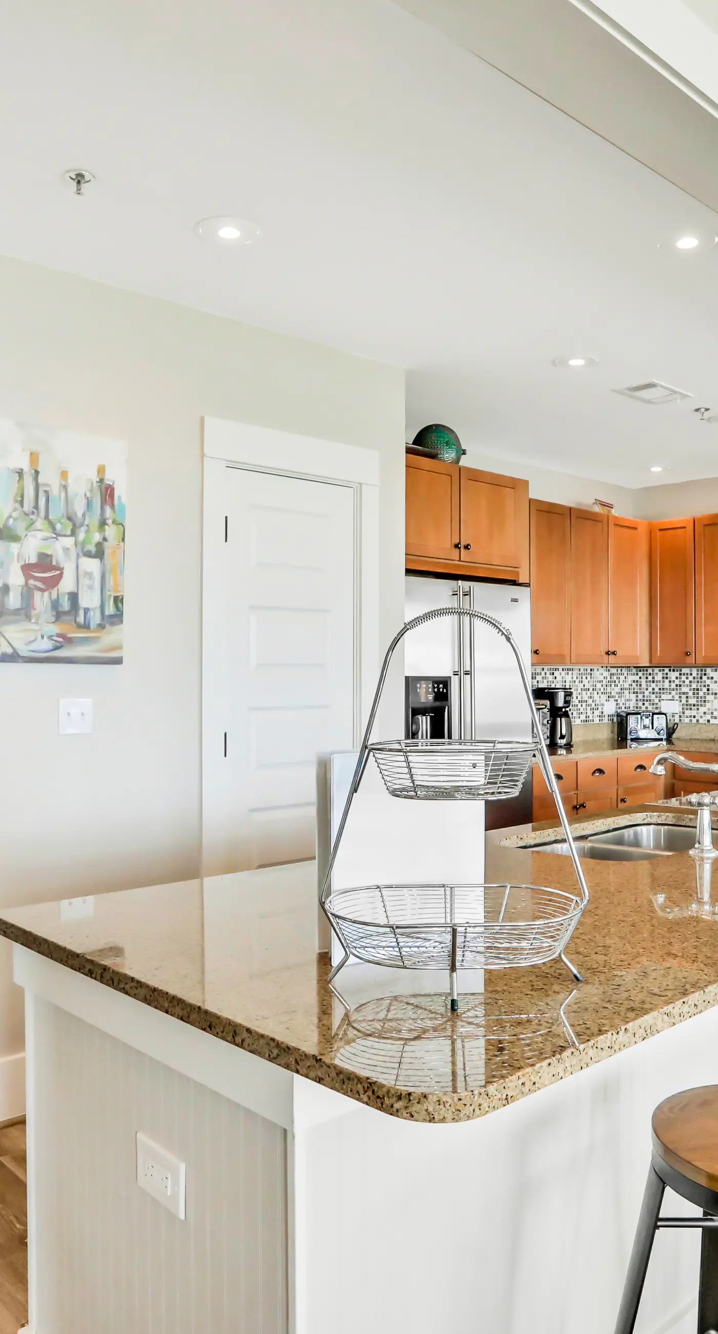 Top-floor retreat 1 block to beach with balcony, W/D, AC, pool & fitness center