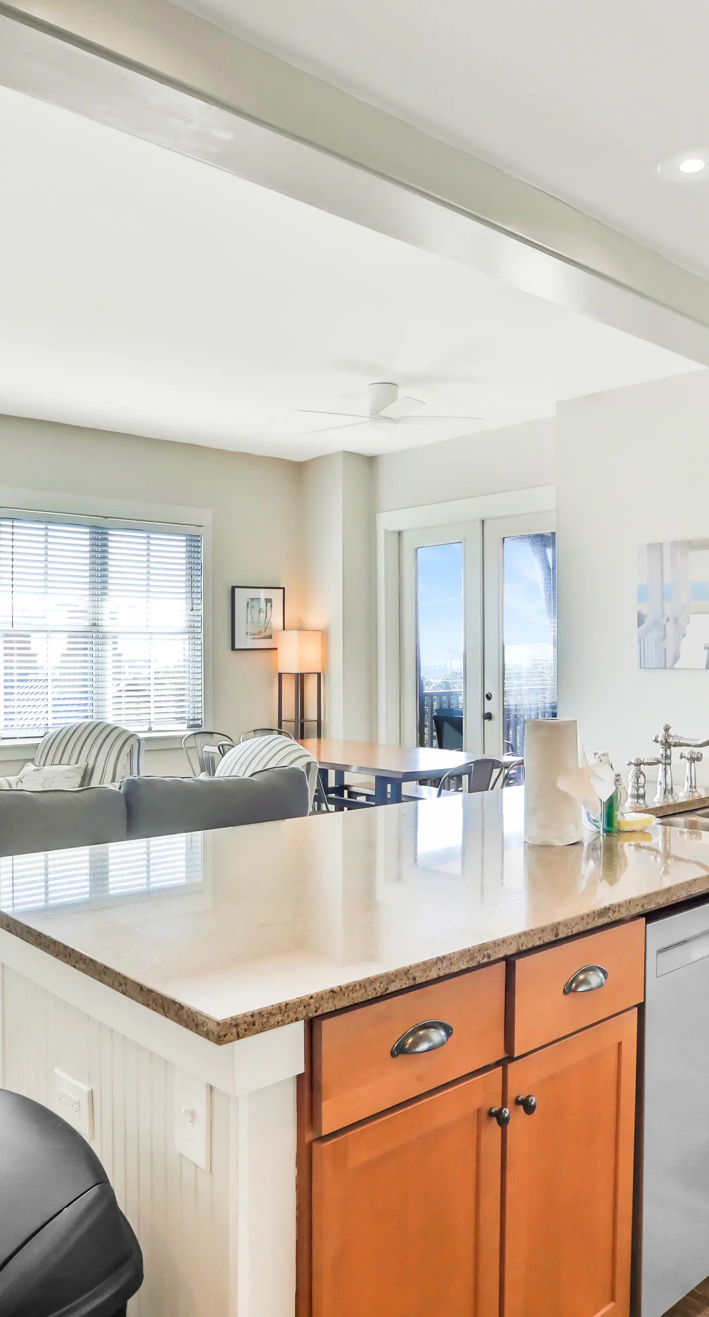 Top-floor retreat 1 block to beach with balcony, W/D, AC, pool & fitness center