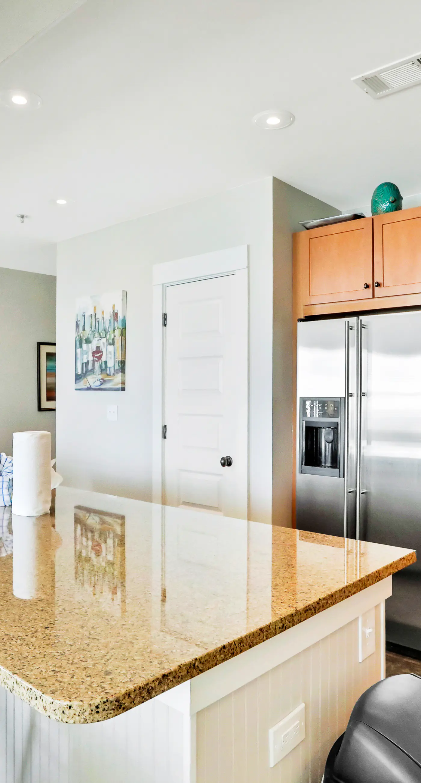 Top-floor retreat 1 block to beach with balcony, W/D, AC, pool & fitness center