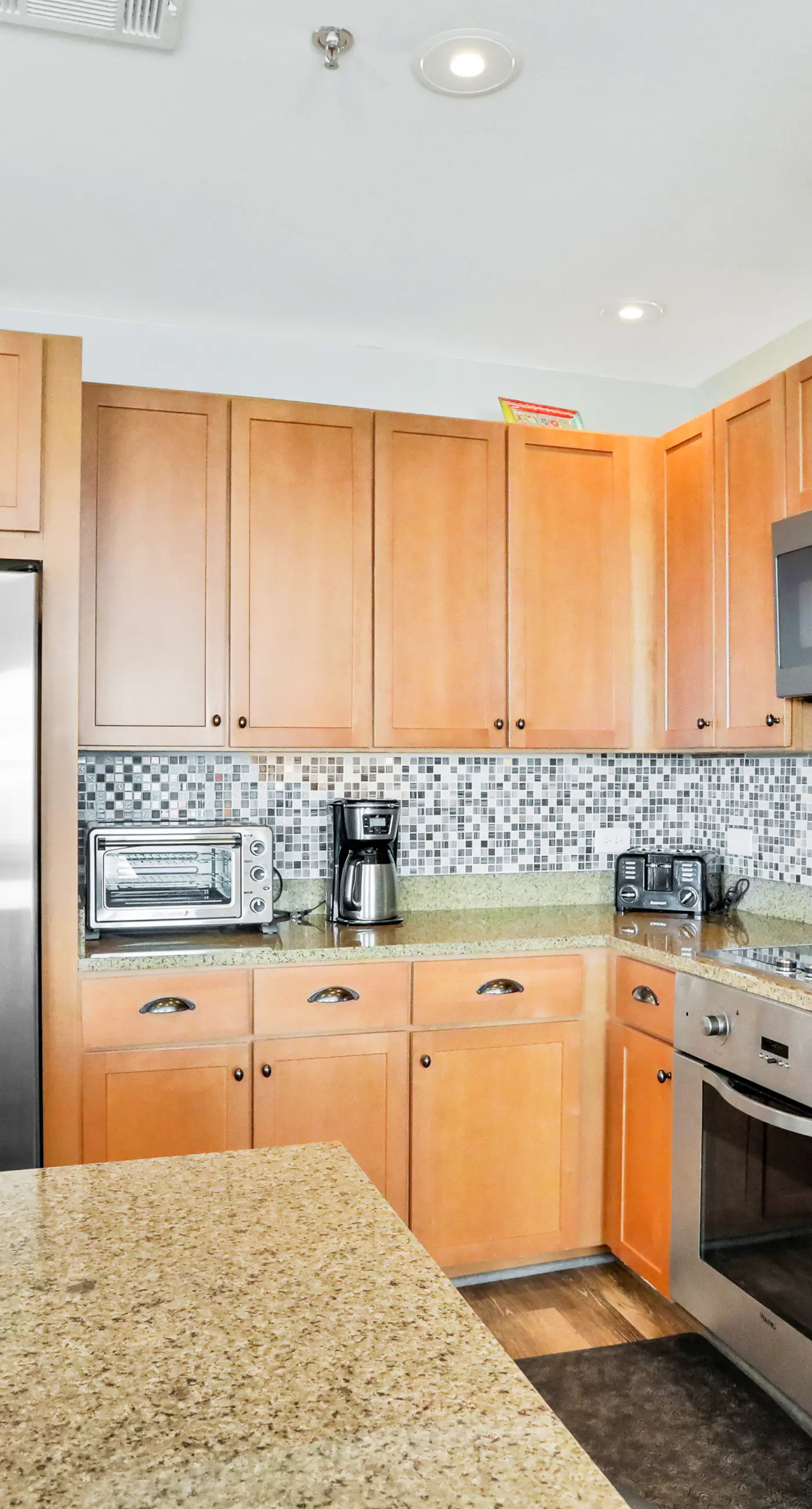 Top-floor retreat 1 block to beach with balcony, W/D, AC, pool & fitness center