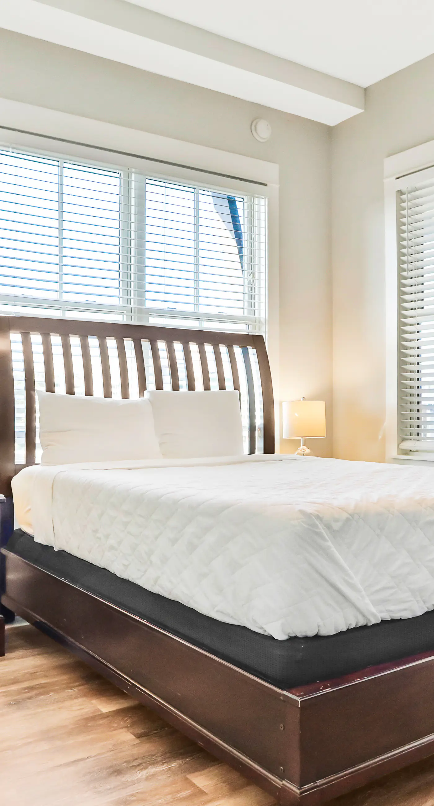 Top-floor retreat 1 block to beach with balcony, W/D, AC, pool & fitness center