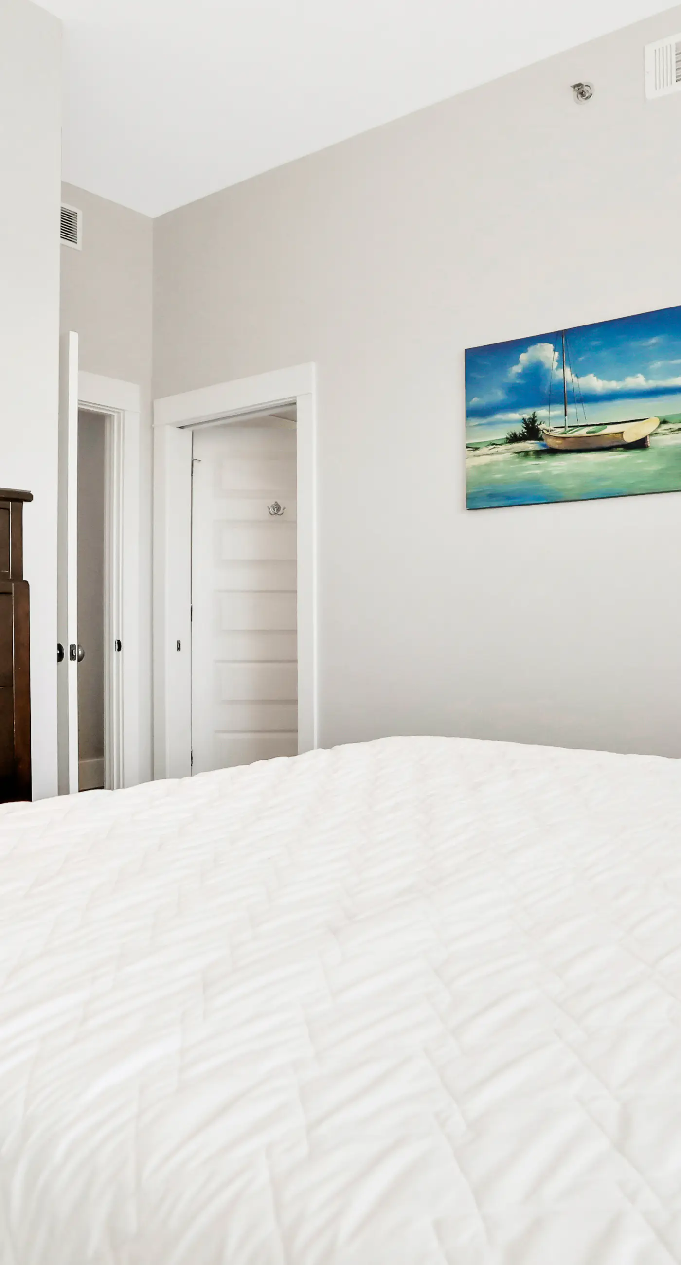 Top-floor retreat 1 block to beach with balcony, W/D, AC, pool & fitness center