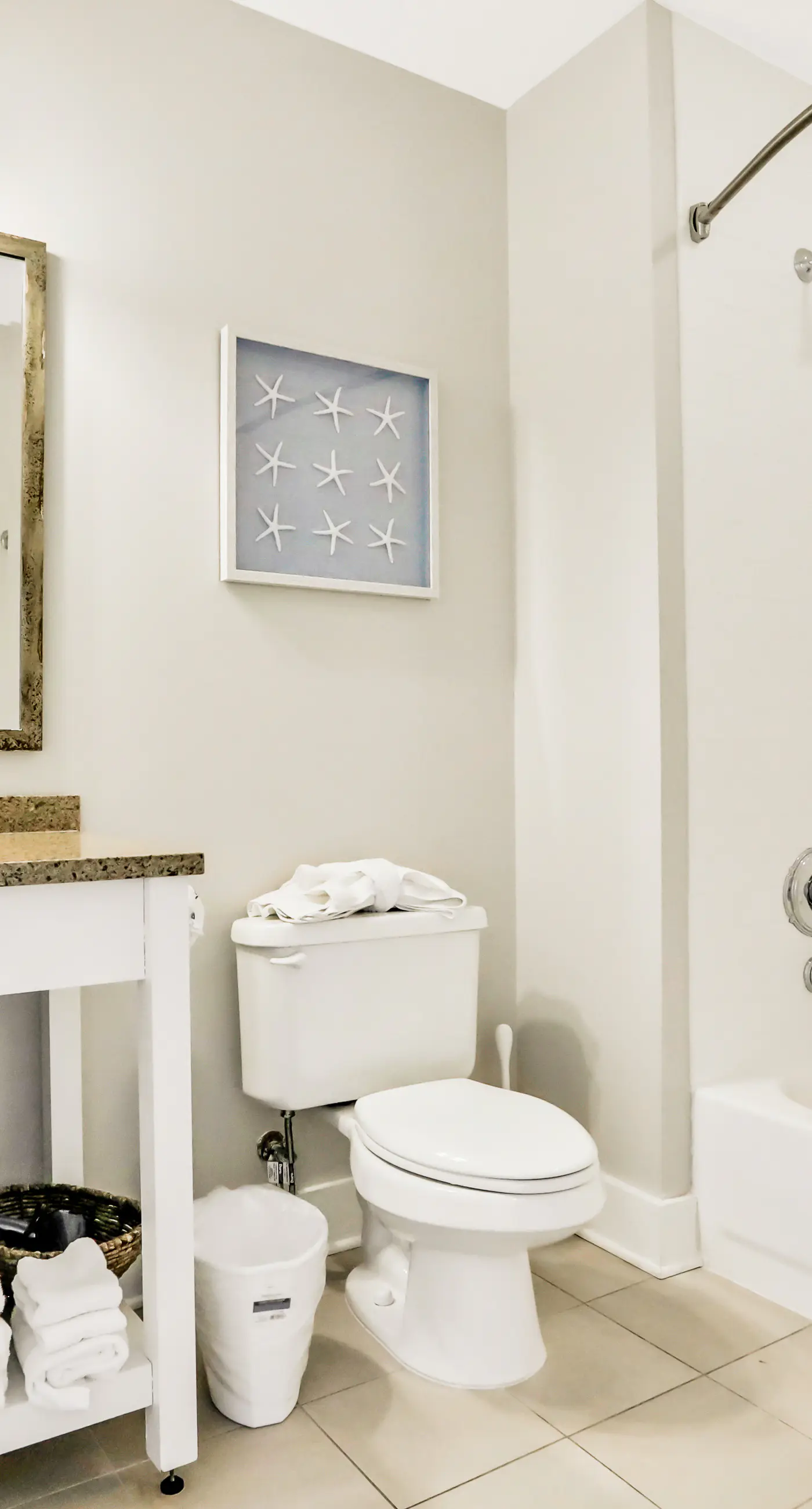 Top-floor retreat 1 block to beach with balcony, W/D, AC, pool & fitness center