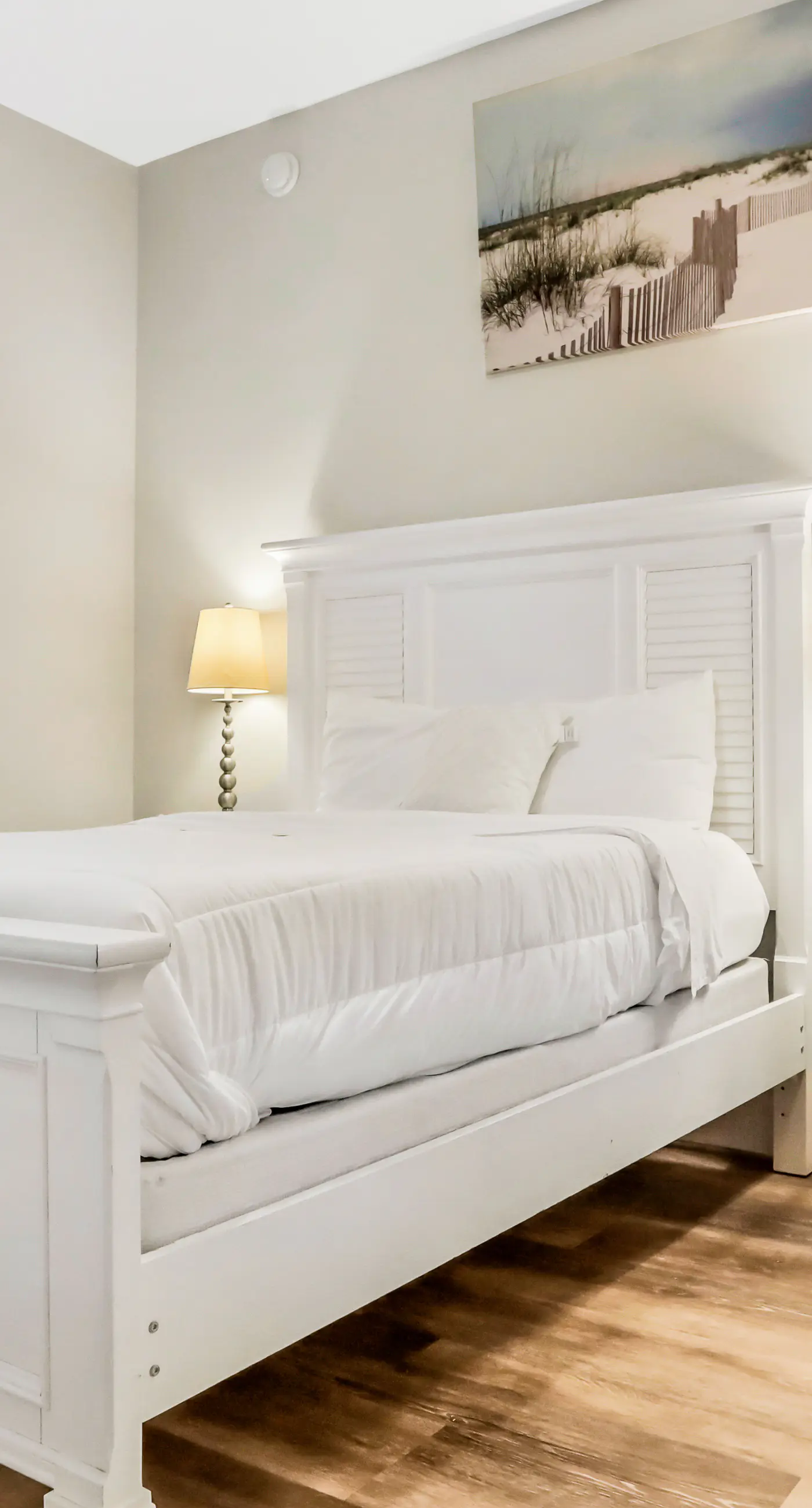 Top-floor retreat 1 block to beach with balcony, W/D, AC, pool & fitness center