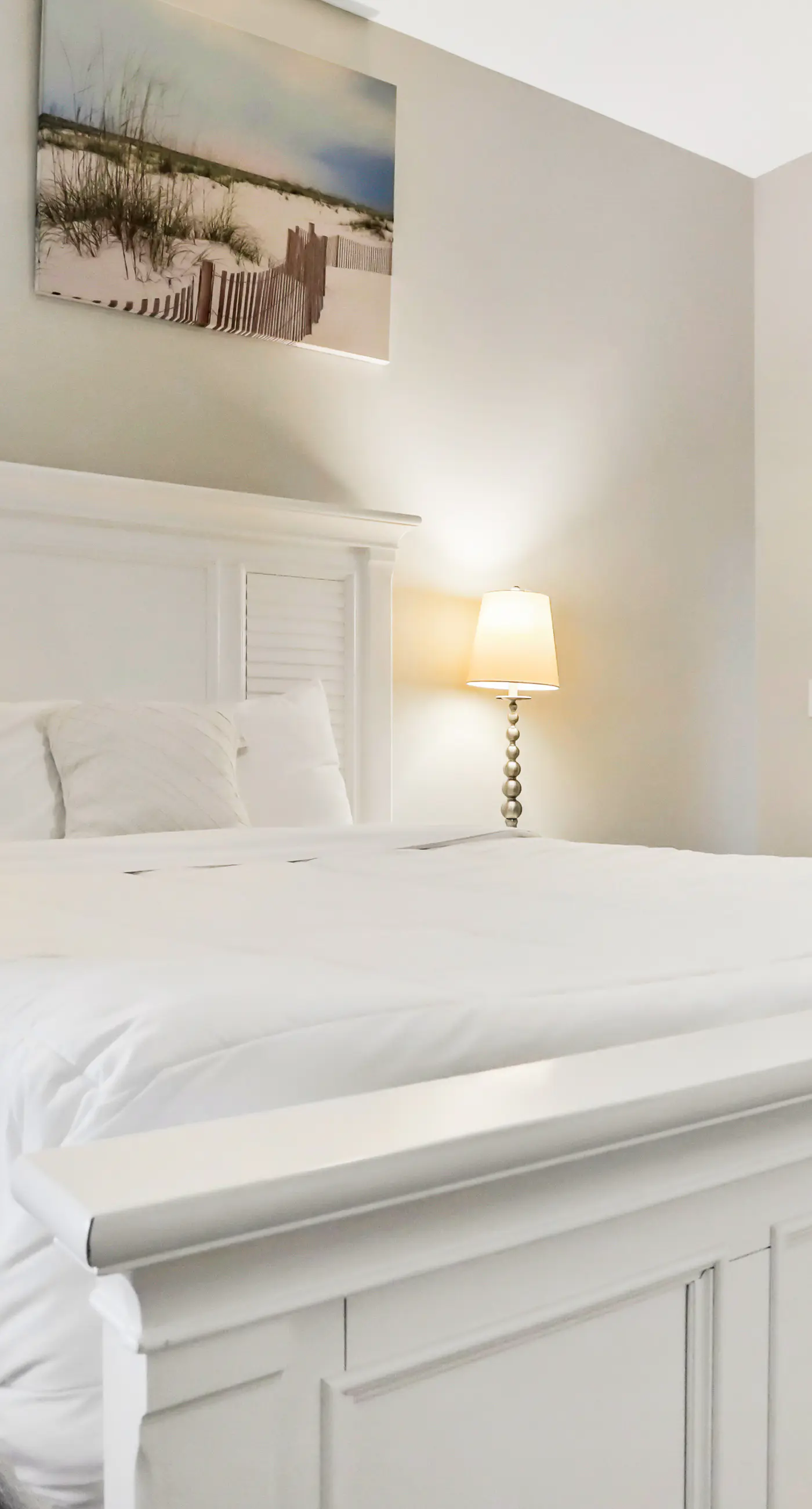 Top-floor retreat 1 block to beach with balcony, W/D, AC, pool & fitness center