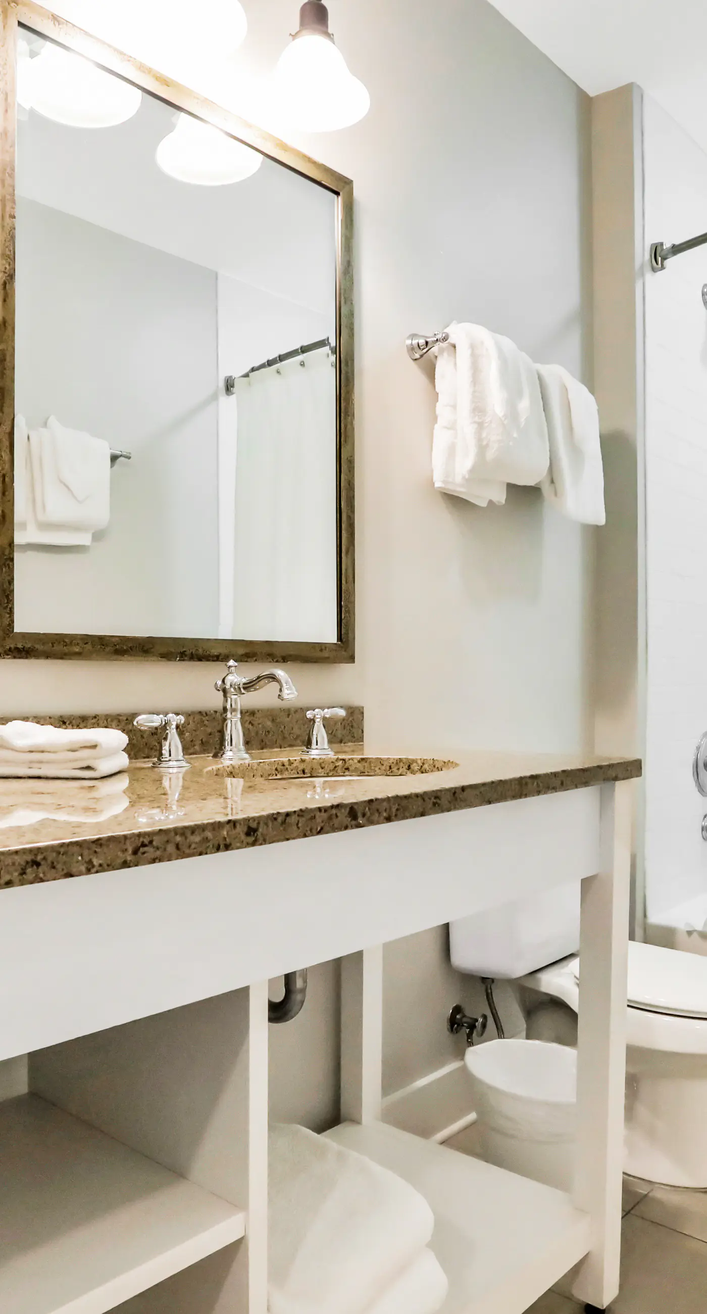 Top-floor retreat 1 block to beach with balcony, W/D, AC, pool & fitness center