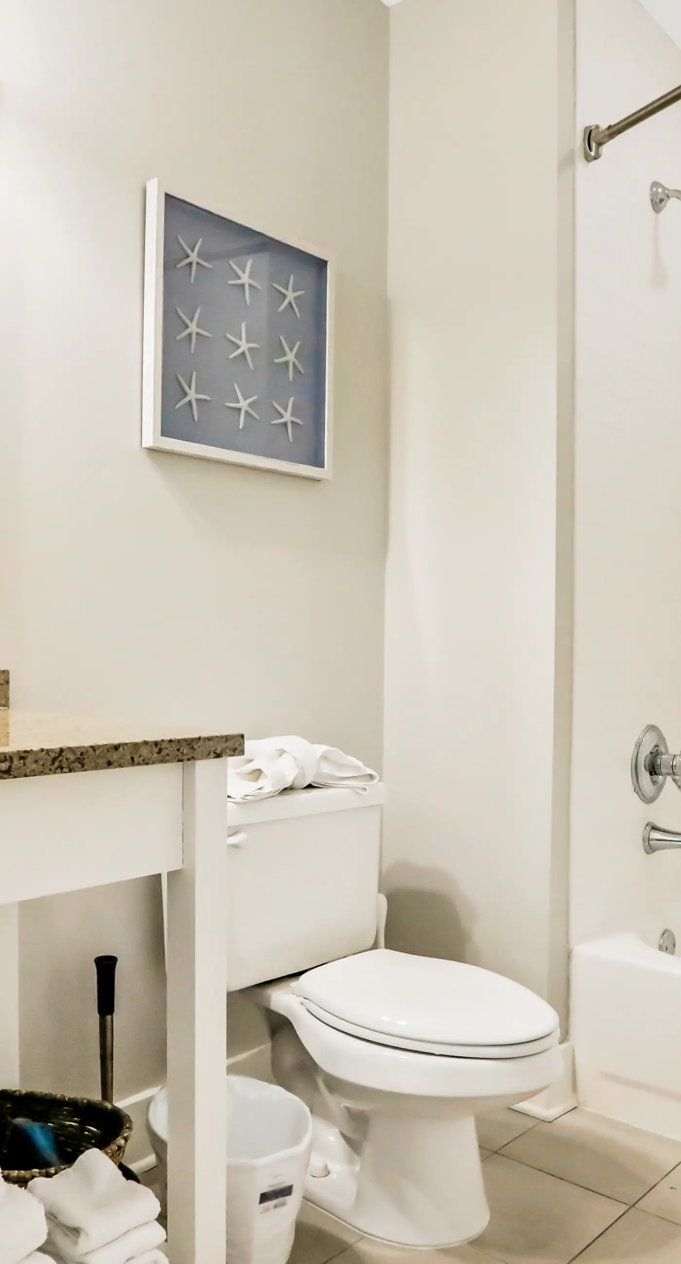 Top-floor retreat 1 block to beach with balcony, W/D, AC, pool & fitness center